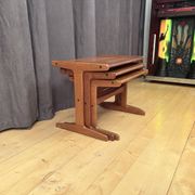 Ensemble de trois tables en teck, Danemark, années 1960.