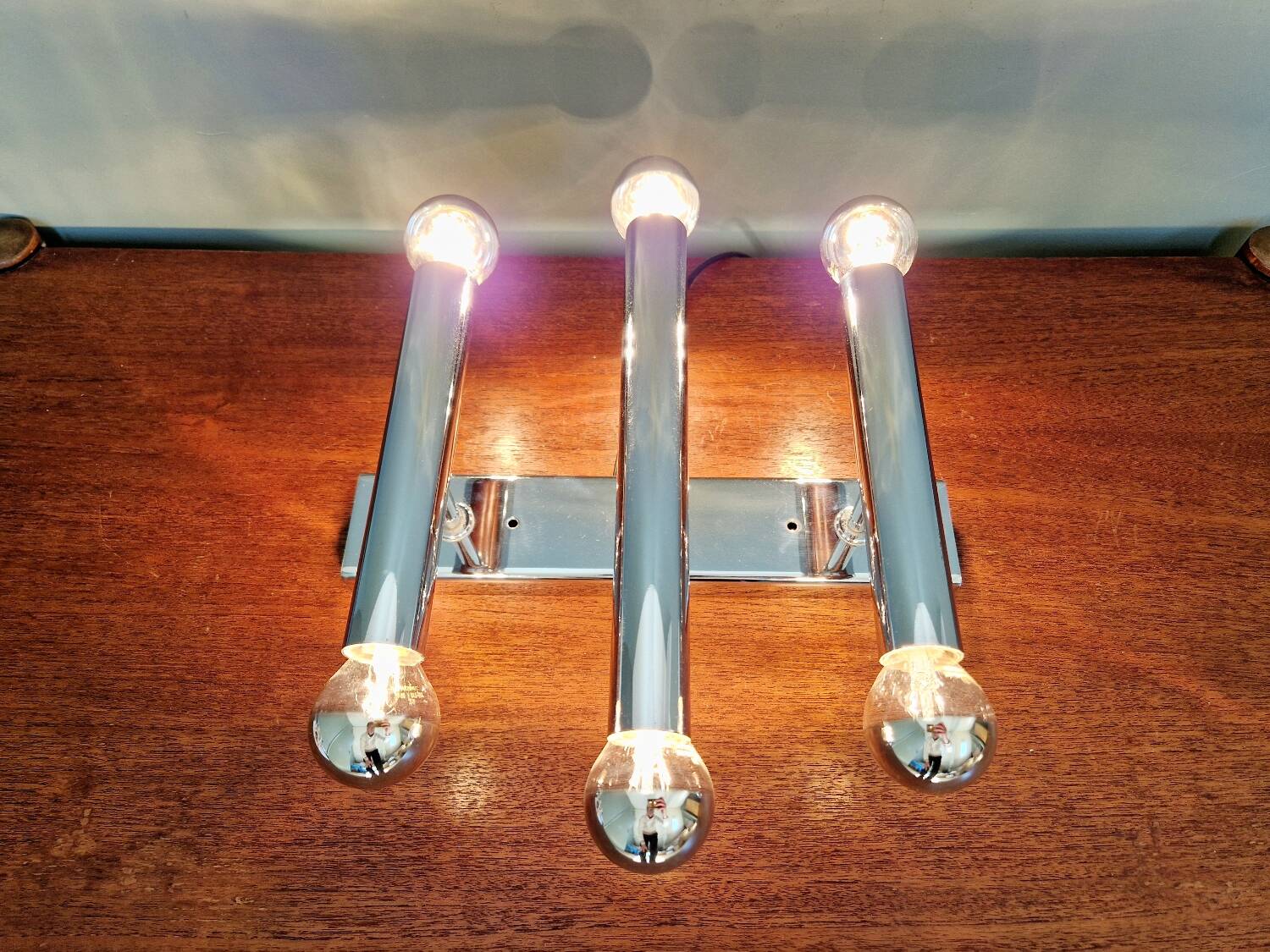 Tubular wall light in chromed metal