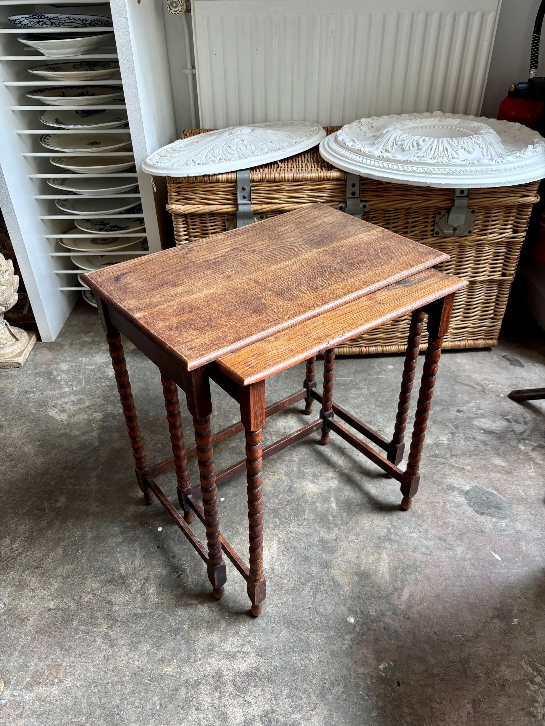 2 nesting tables in turned oak ☐ 62.5 x 33.5 cm