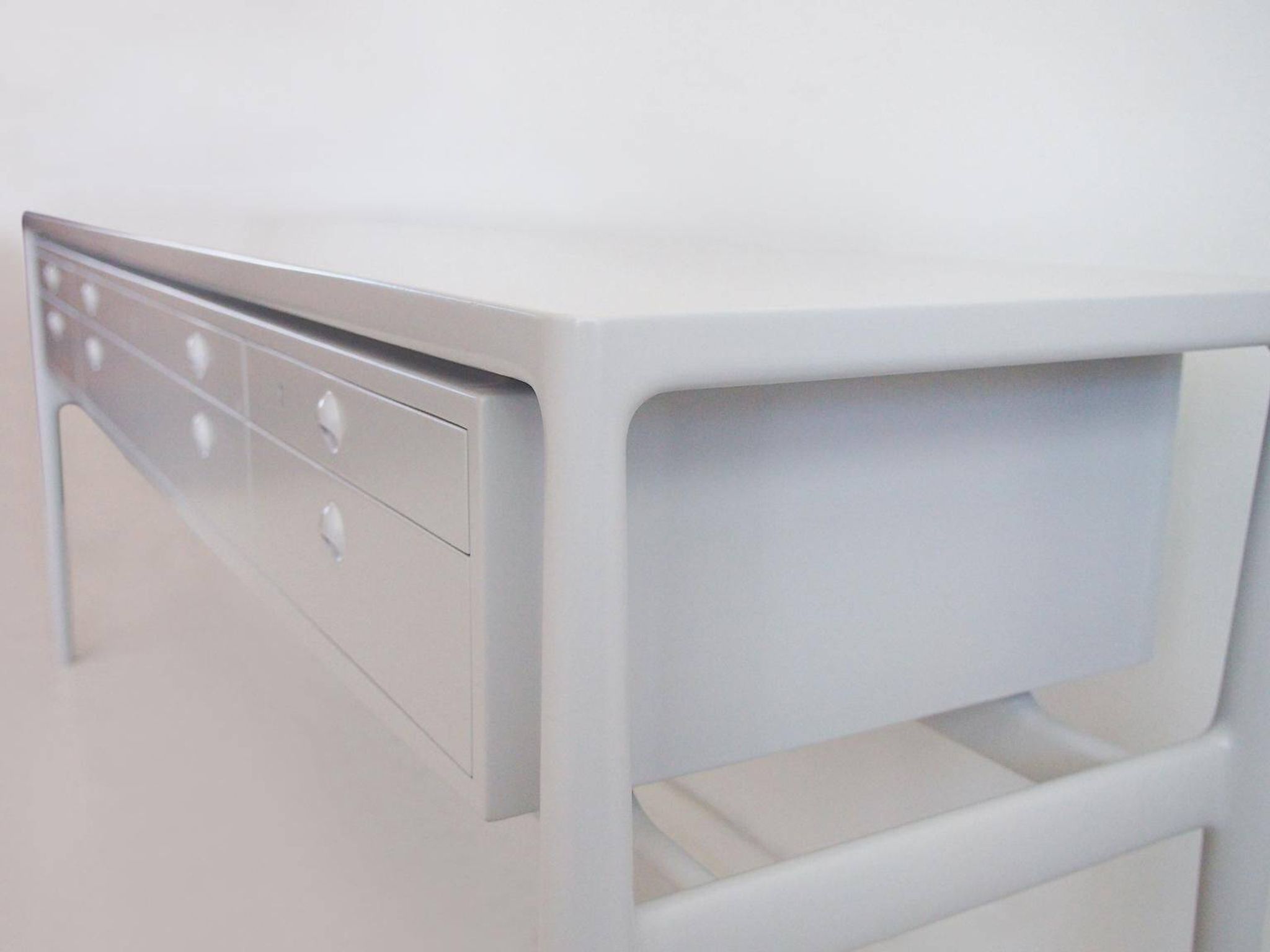 Enfilade en bois peint en gris clair, Helge Vestergaard-Jensen