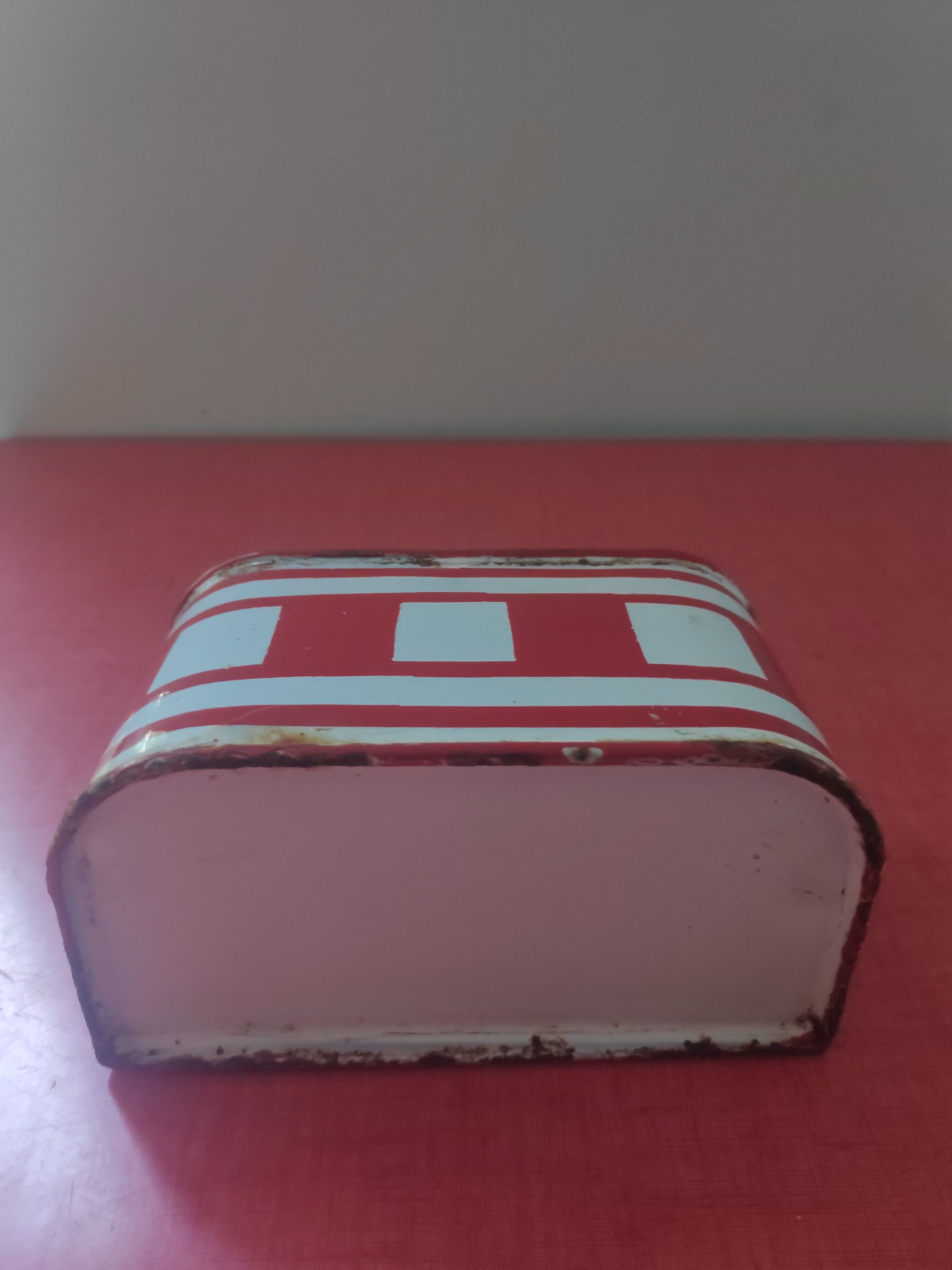 Matchbox in enamelled sheet metal Art Deco white/red