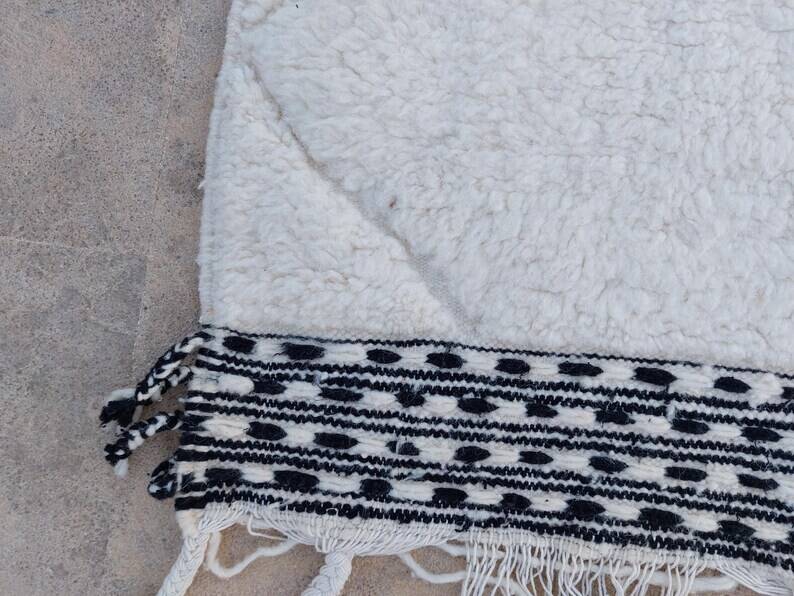 White rug in natural wool, 250cm x 150cm