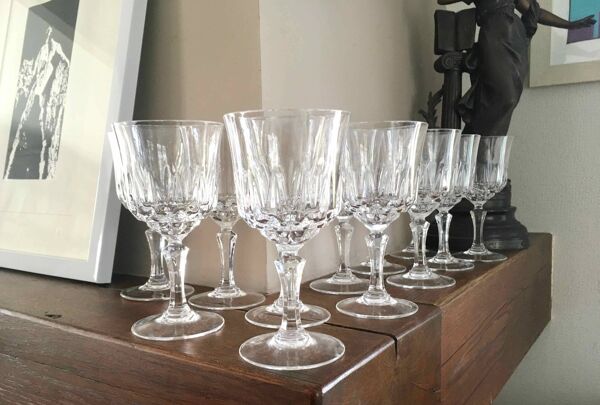 12 verres à vin en cristal taillé