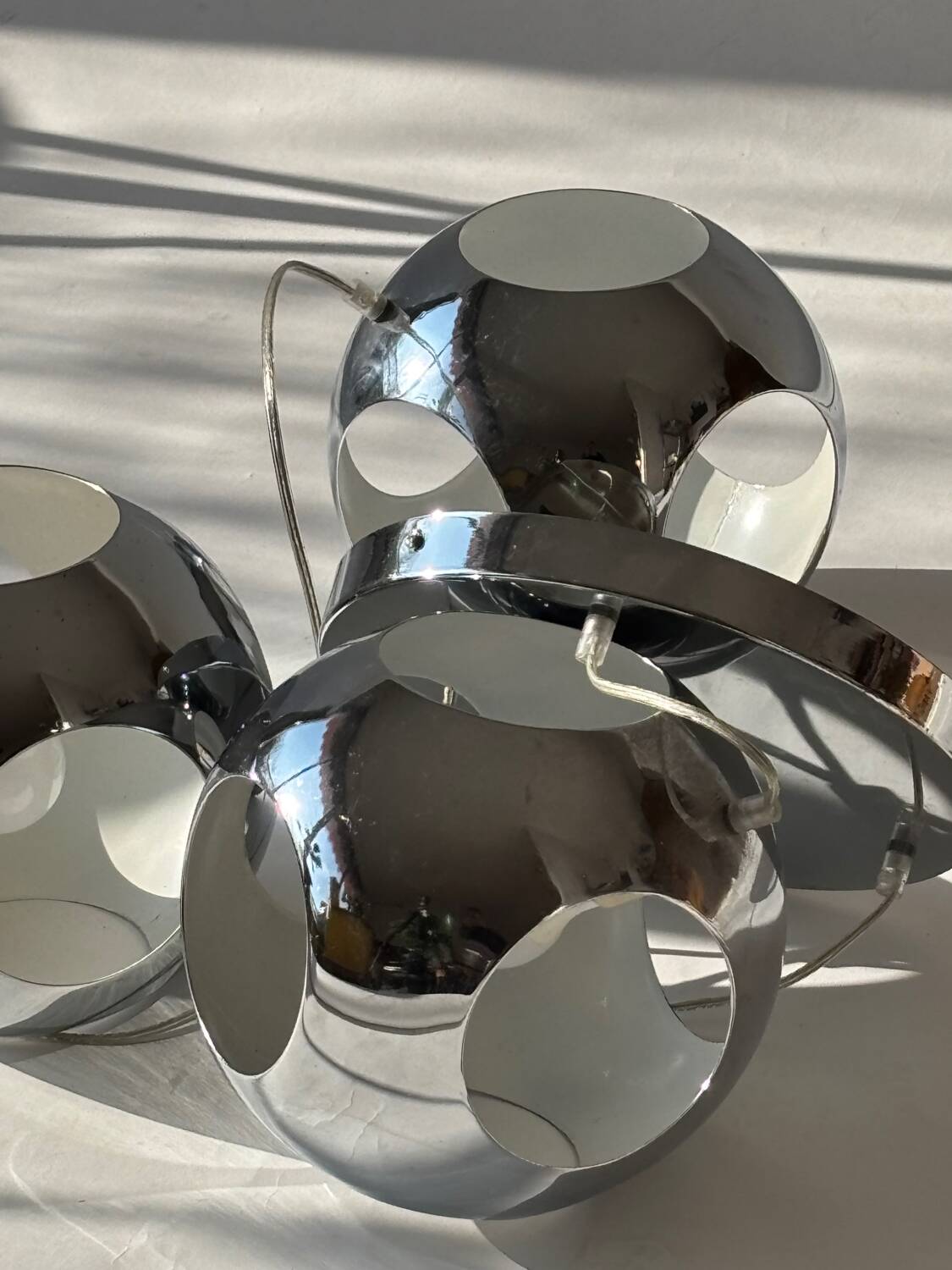 Suspension chrome metal eyeball