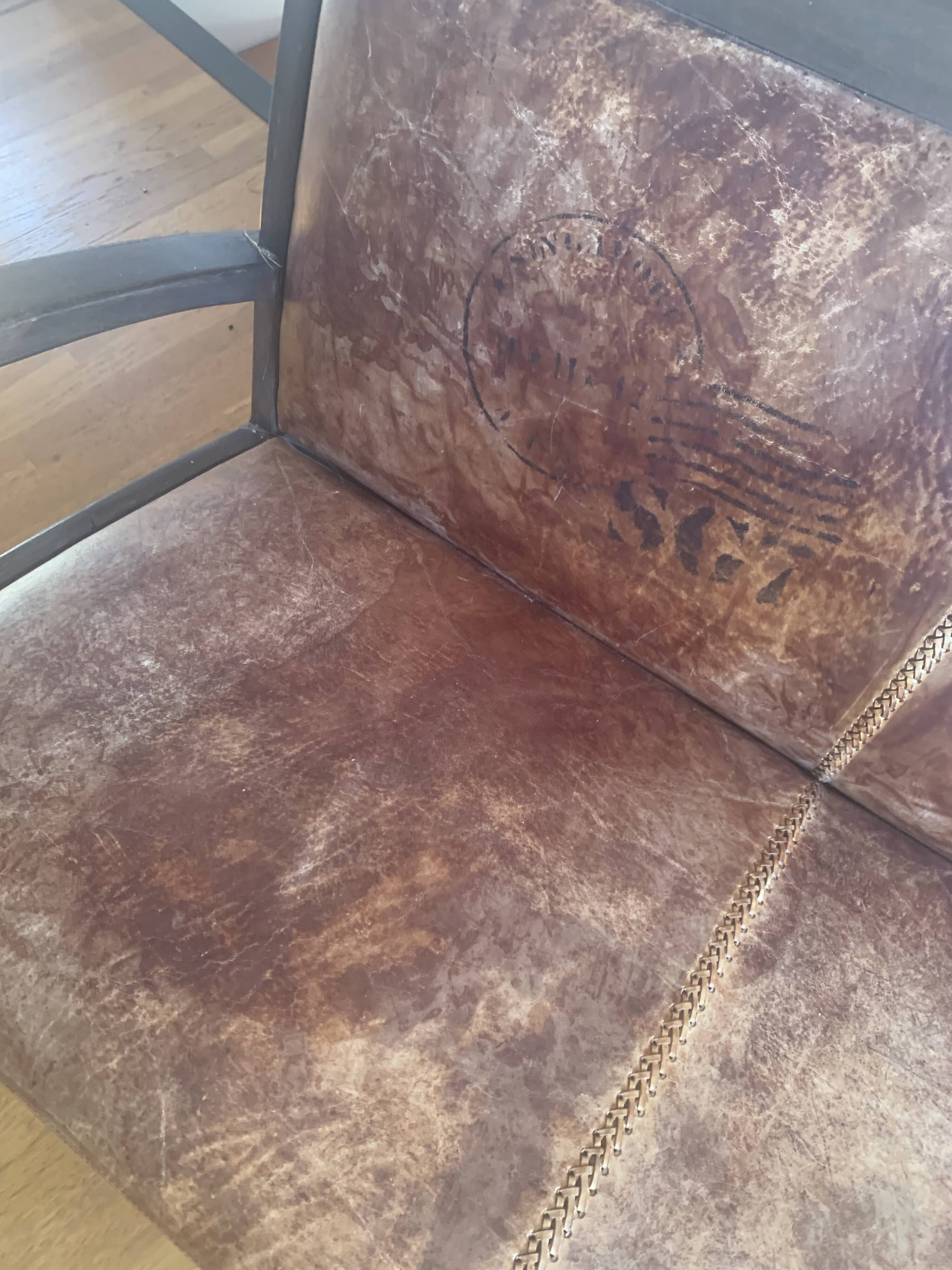 Vintage colonial-style bench in solid wood and patinated leather.
