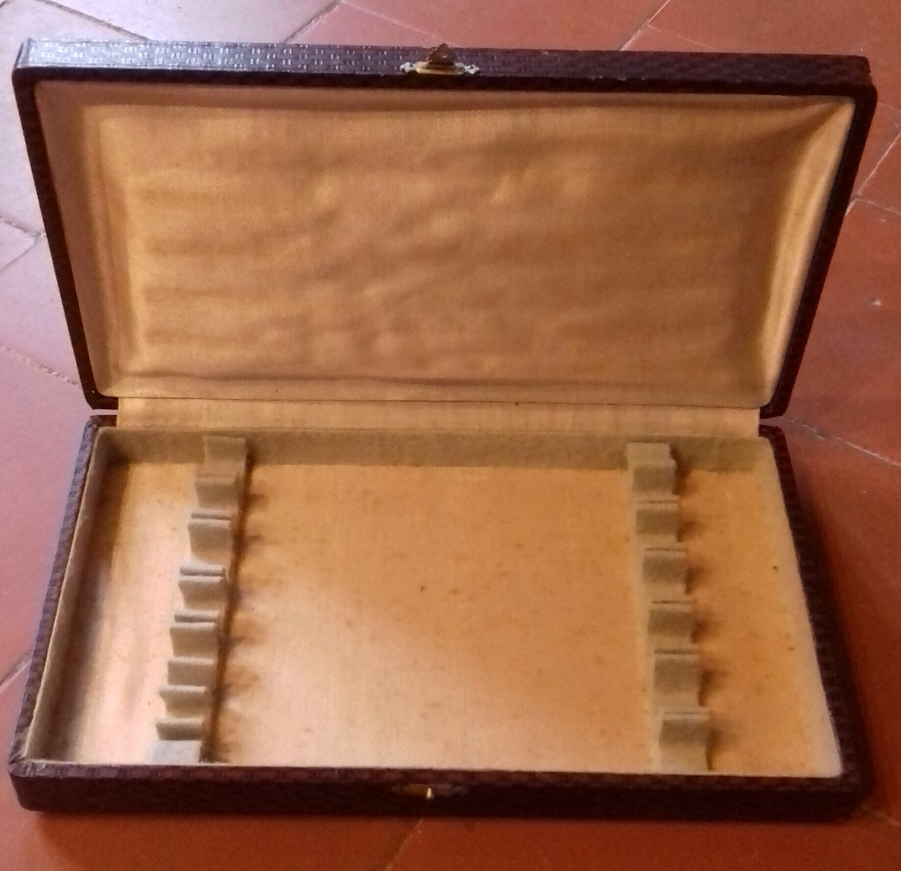 12 Knives in their box