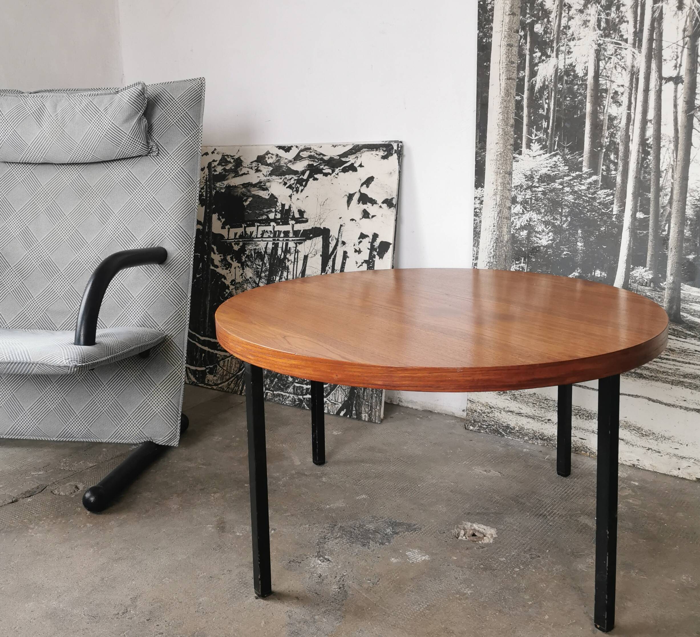 Round coffee table in walnut veneer and metal