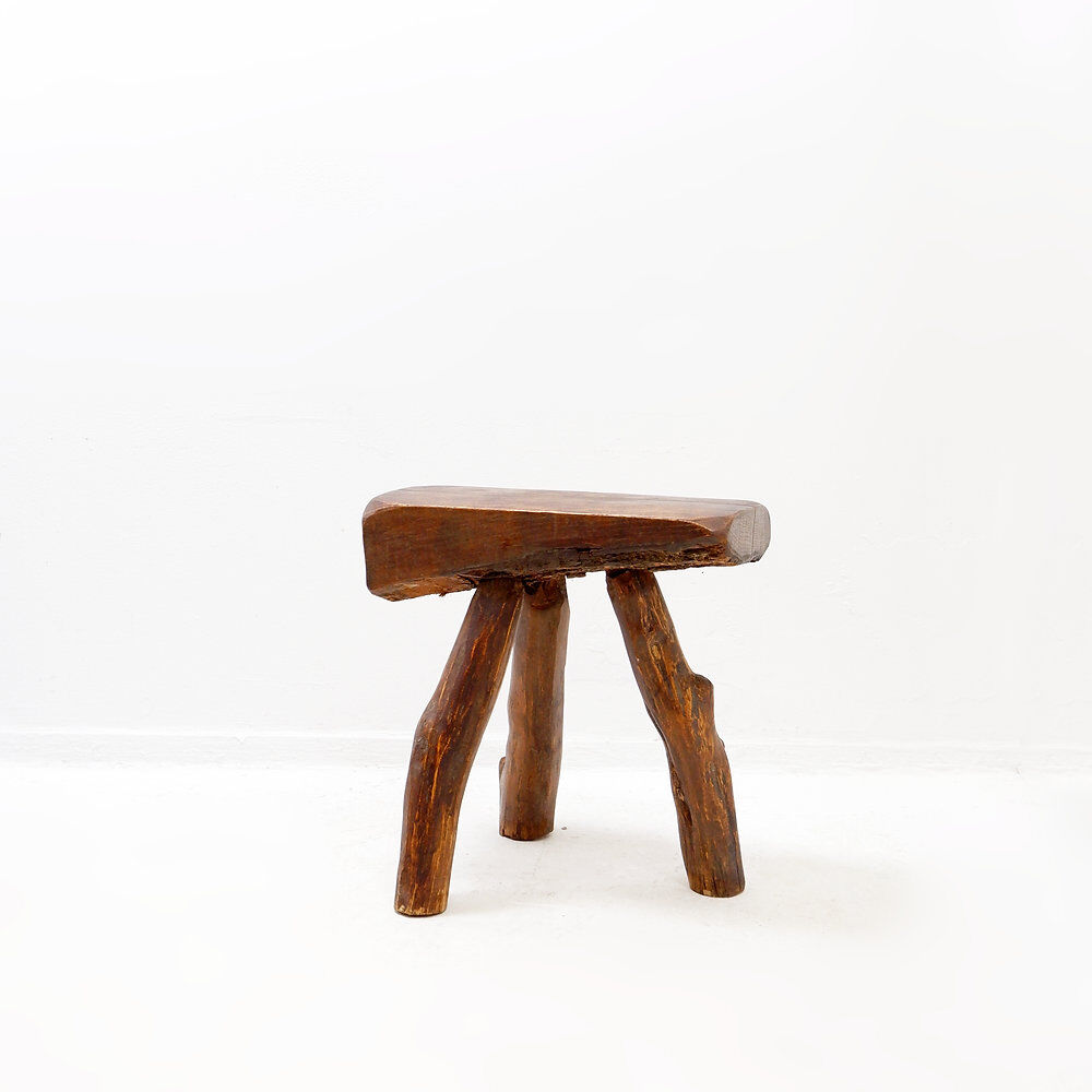 Rustic brutalist tripod stool in wood - Natural shape - 1950s/60s