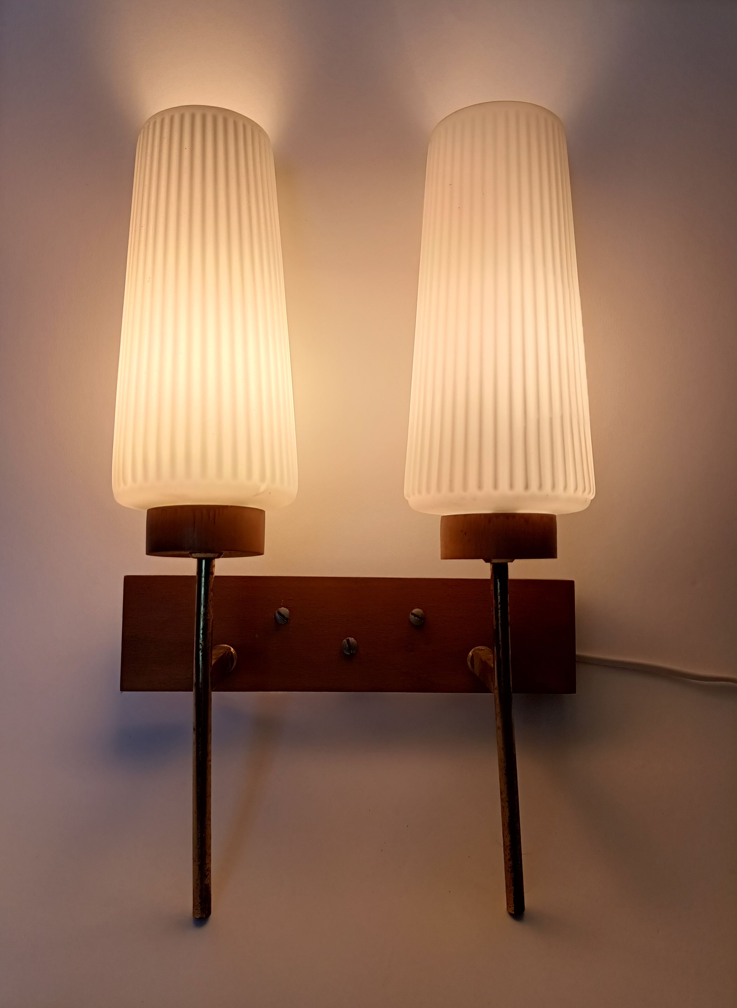 Applique à deux bras en  teck et laiton doré 1960