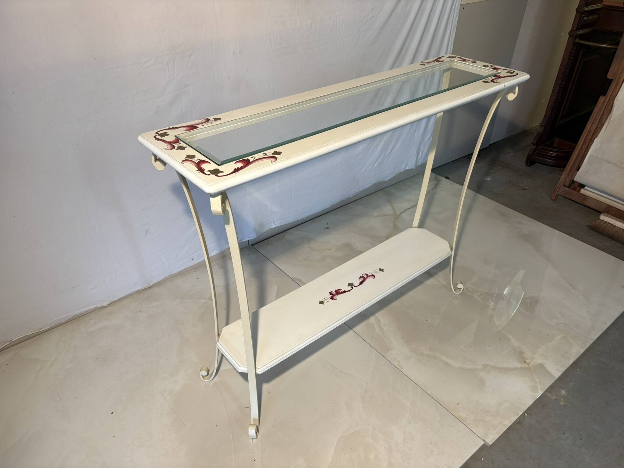 Console en fer forgé blanche à décor fleuri et plateau bois et verre