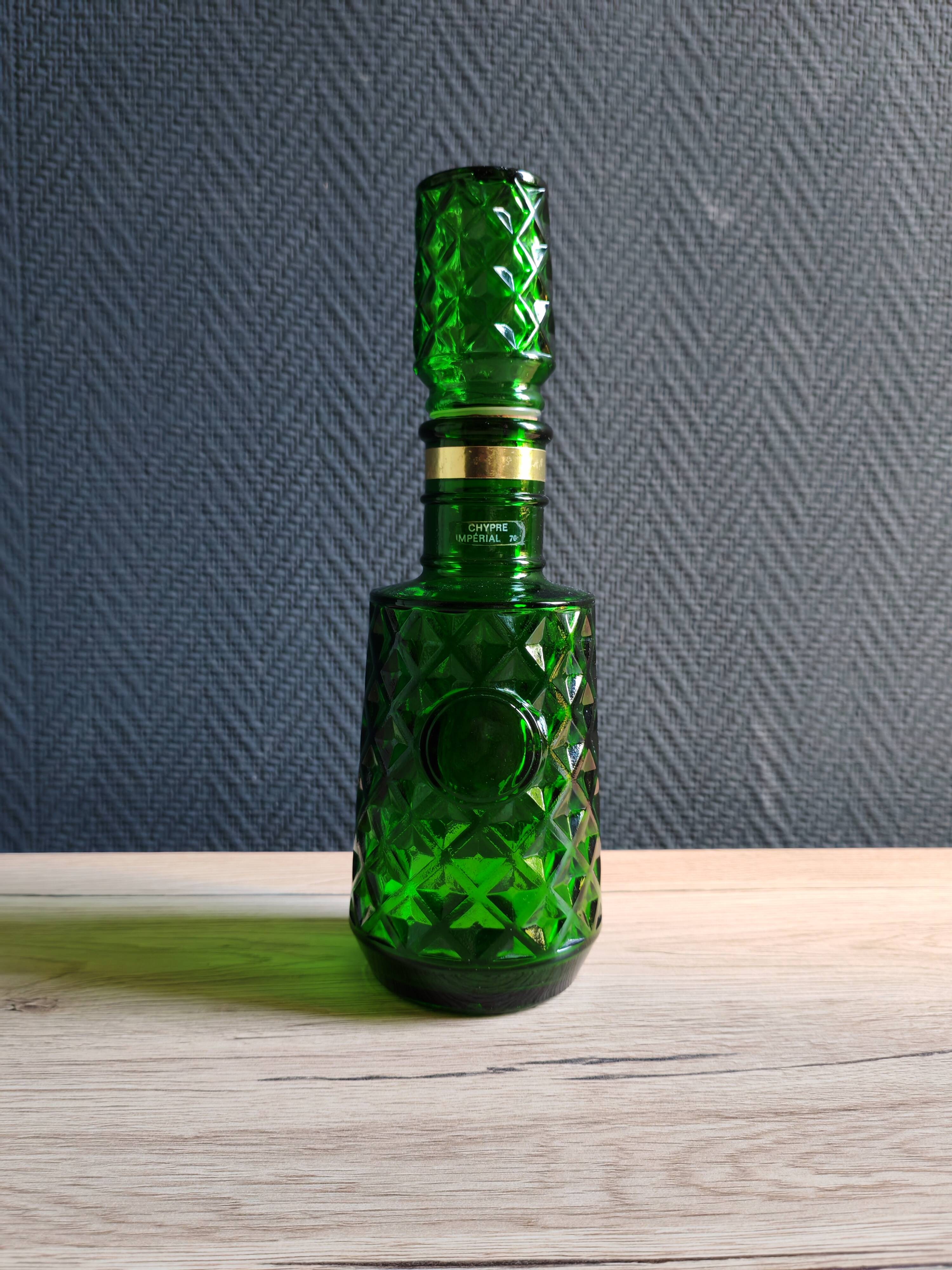 Carafe à whisky vintage en verre vert moulé pointe de diamant