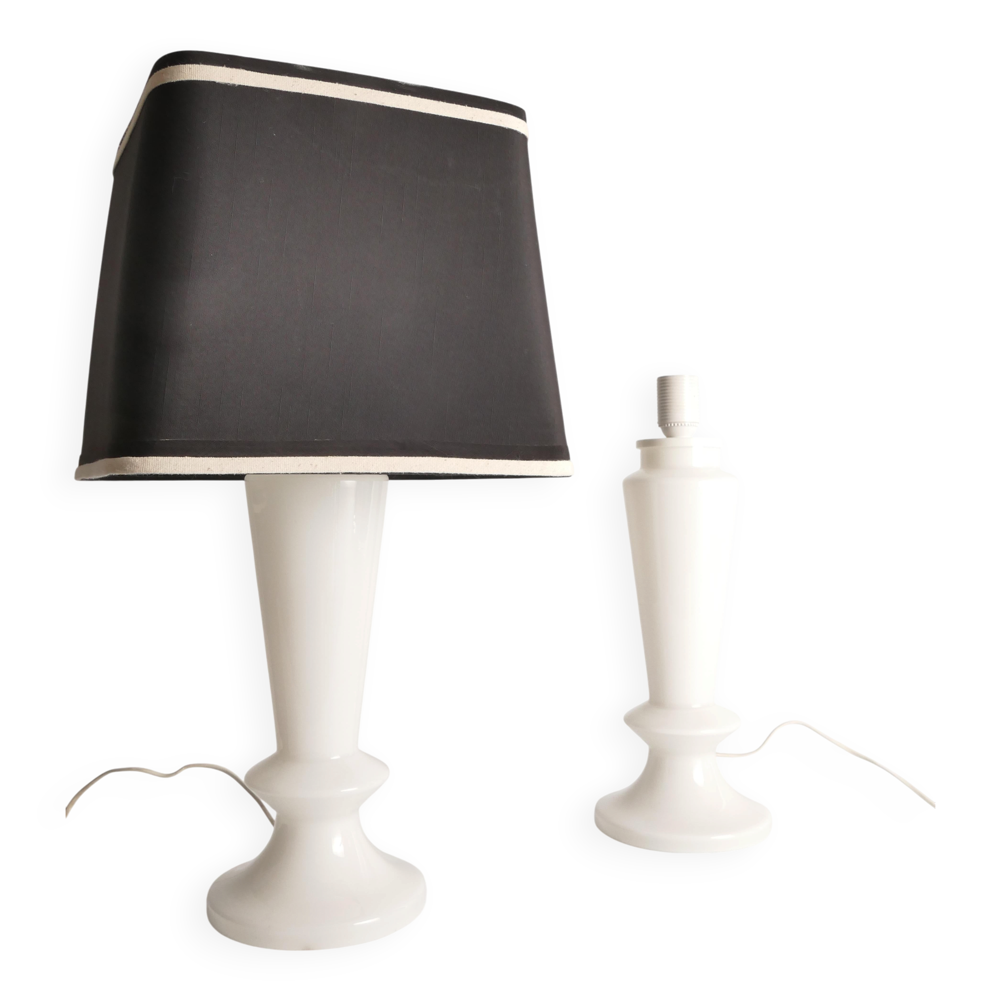 Paire de lampes de table en verre opalin de style mid-century moderne, Suède, ensemble de 2