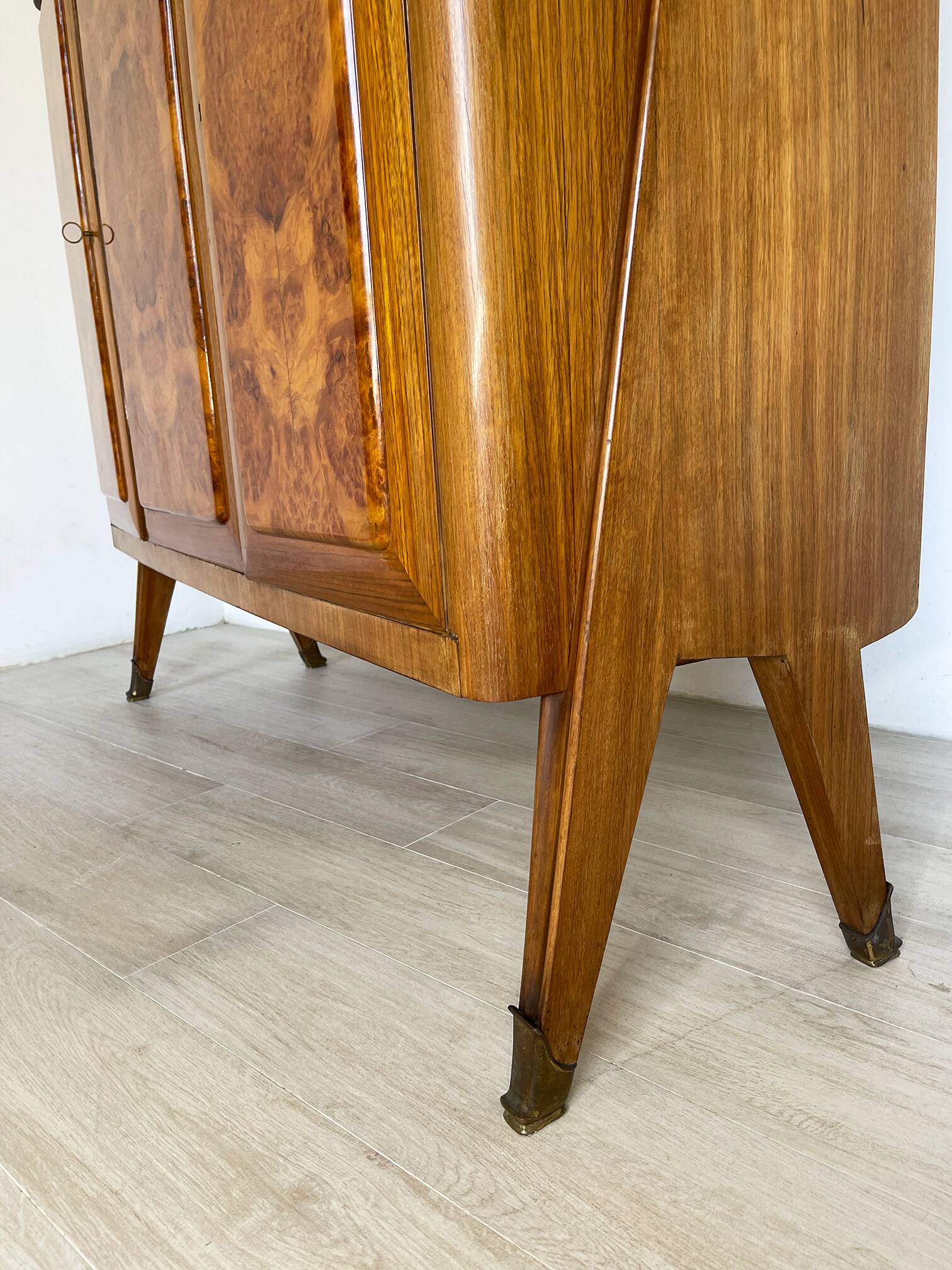 AB Vighizzolo mobili - Sideboa en ronce de noyer Cantu unique italien du milieu du siècle