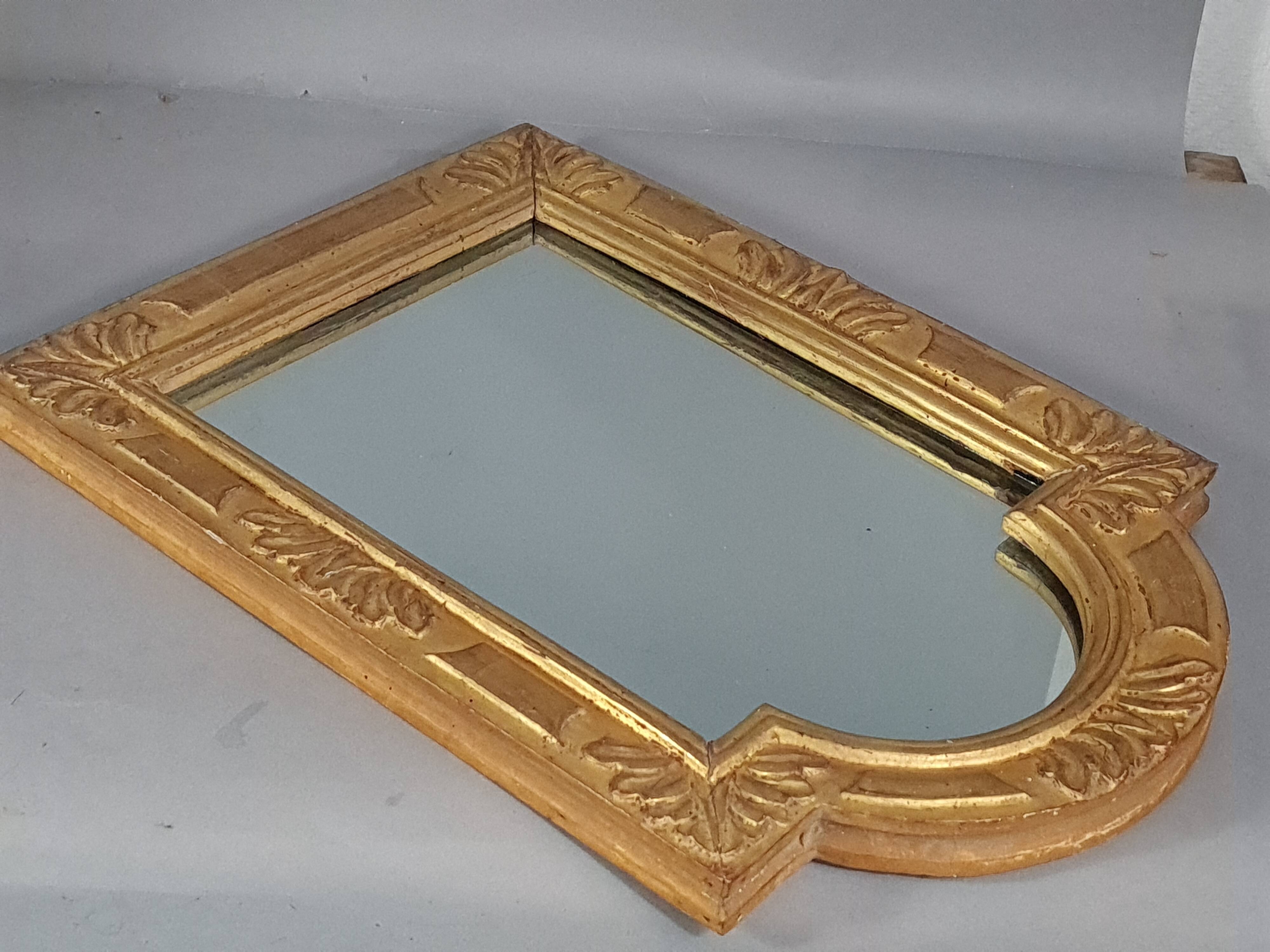 Antique mirror with hat-shaped frame, carved and gilded wood, 46x32 cm D011