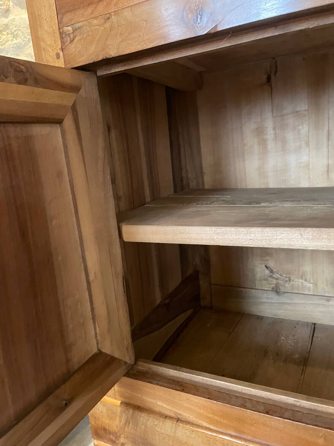 Buffet with 2 bodies in walnut, Louis Philippe style.