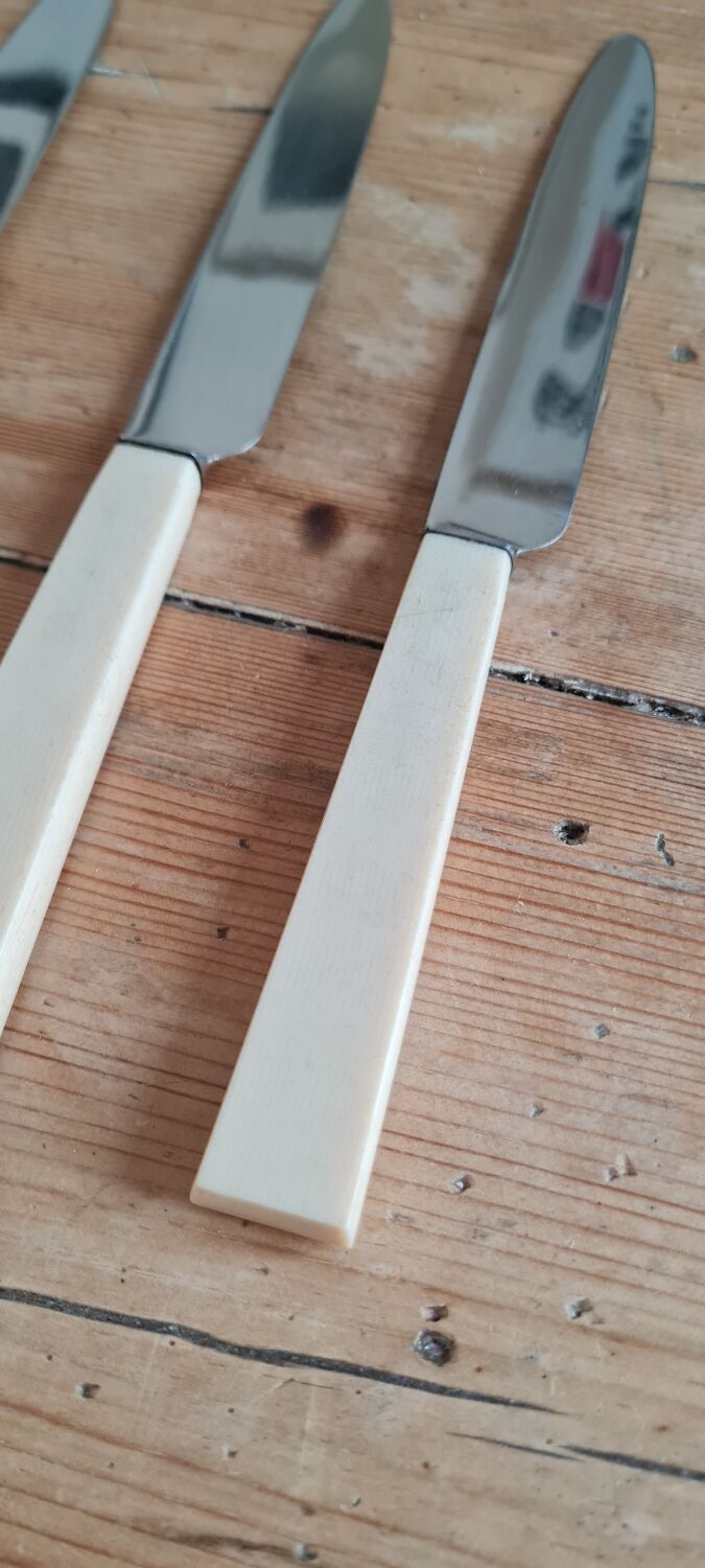 Set de 12 couteaux en bakélite et inox