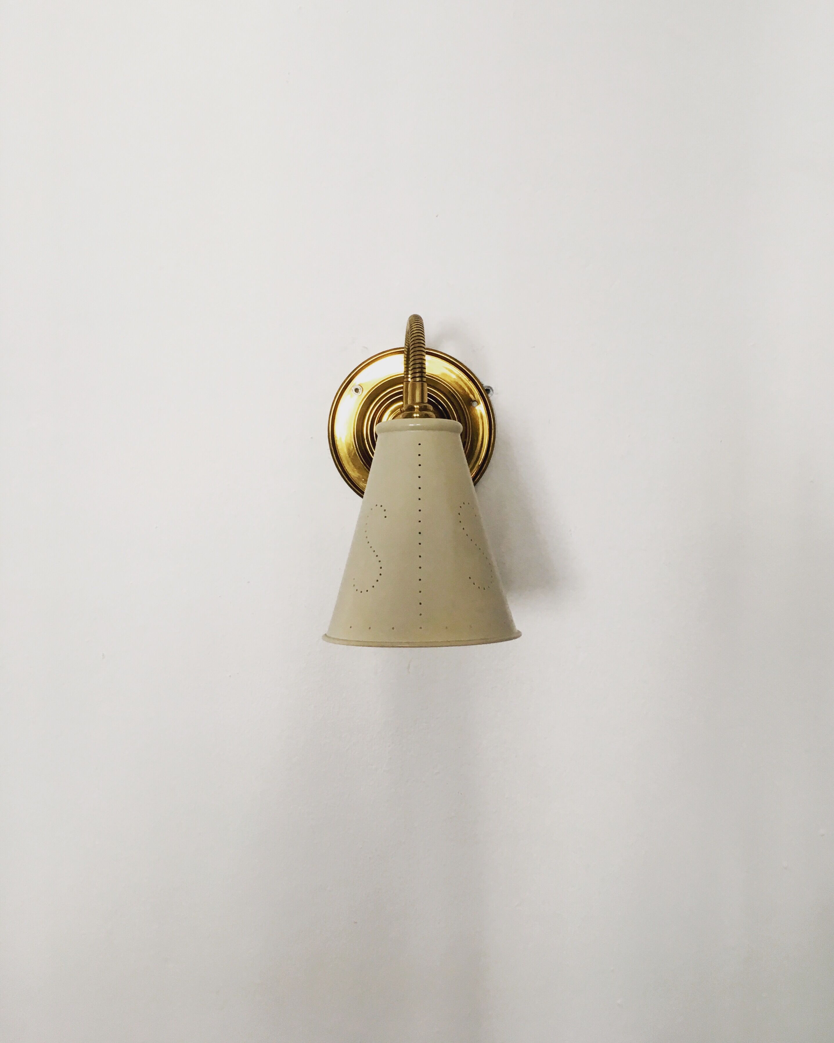 Magnificent adjustable italian Mid Century Modern brass wall sconce