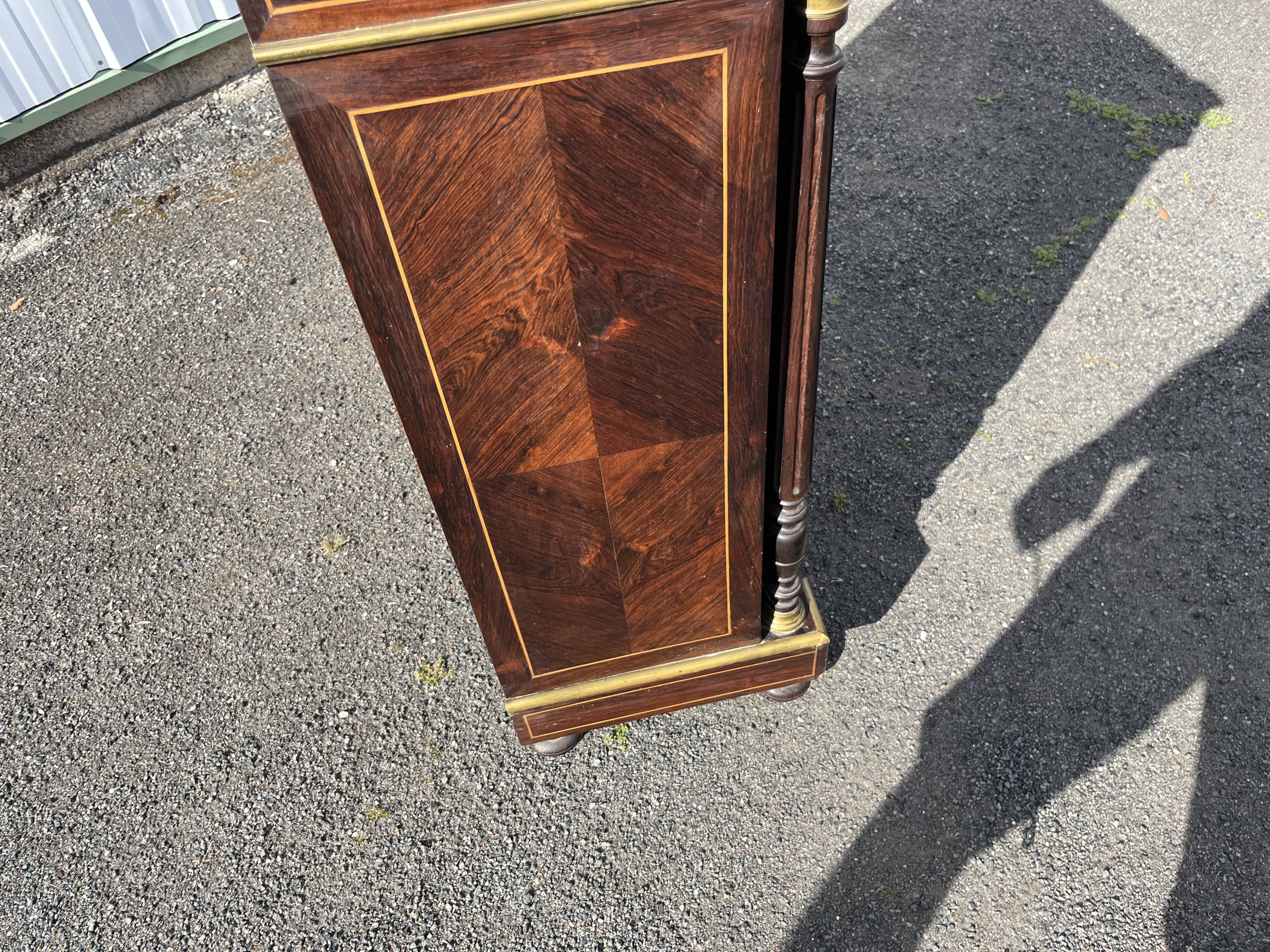 Support furniture with rosewood marquetry and marble top in the Napoléon III style.
