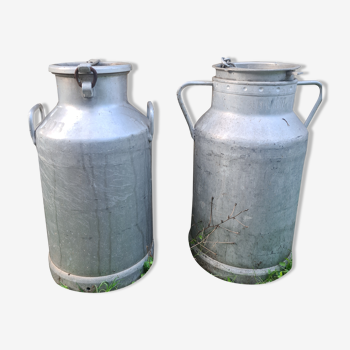 lot de 2 anciens pots à lait en aluminium