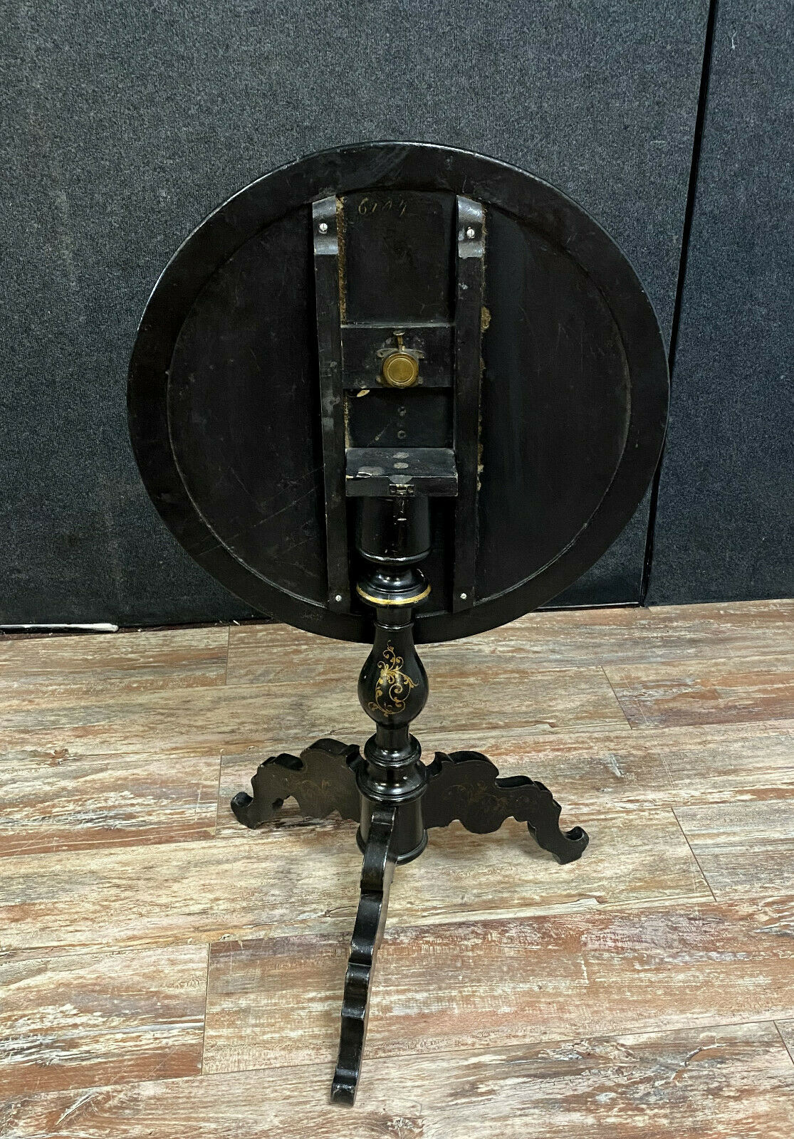 Guéridon NAPOLÉON III in blackened wood resting on a tripod foot.