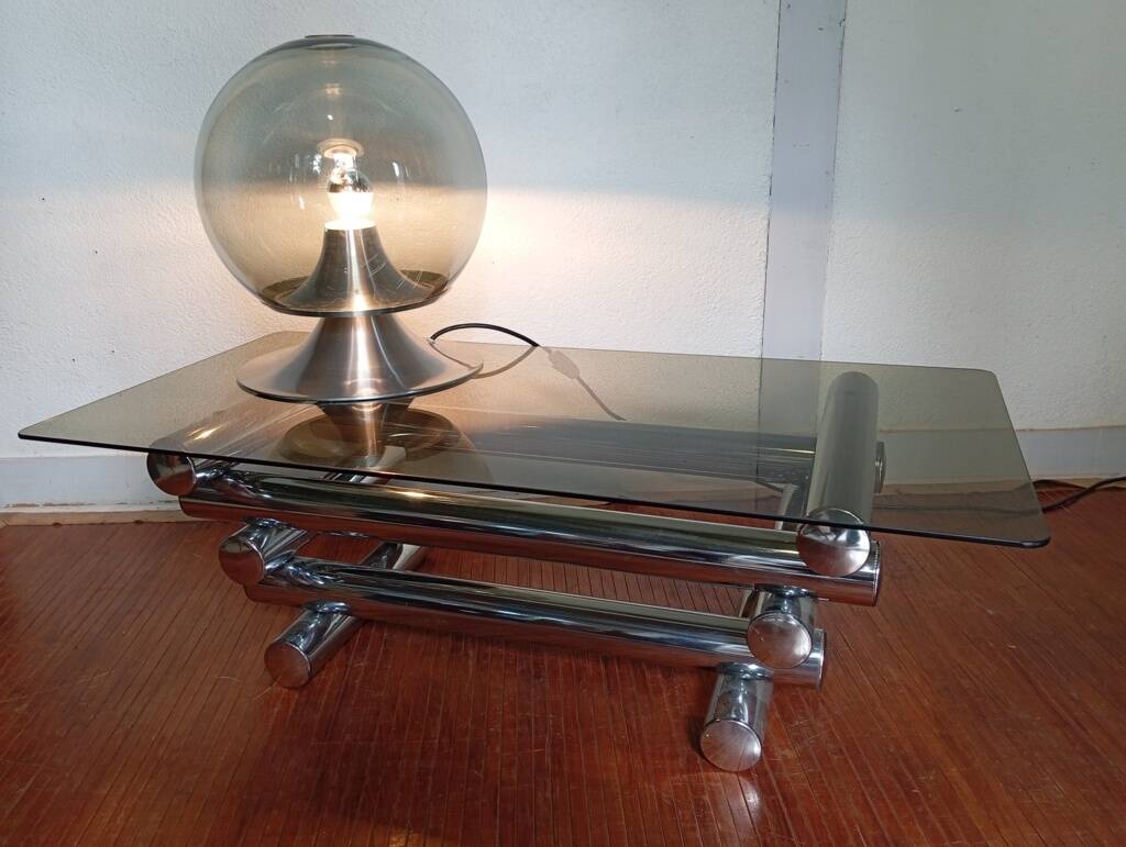 Table basse en métal chromé et verre fumé, années 70