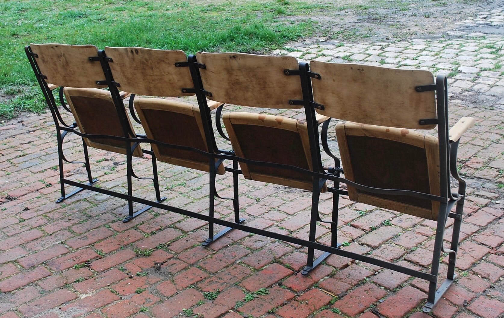 Bench theatre