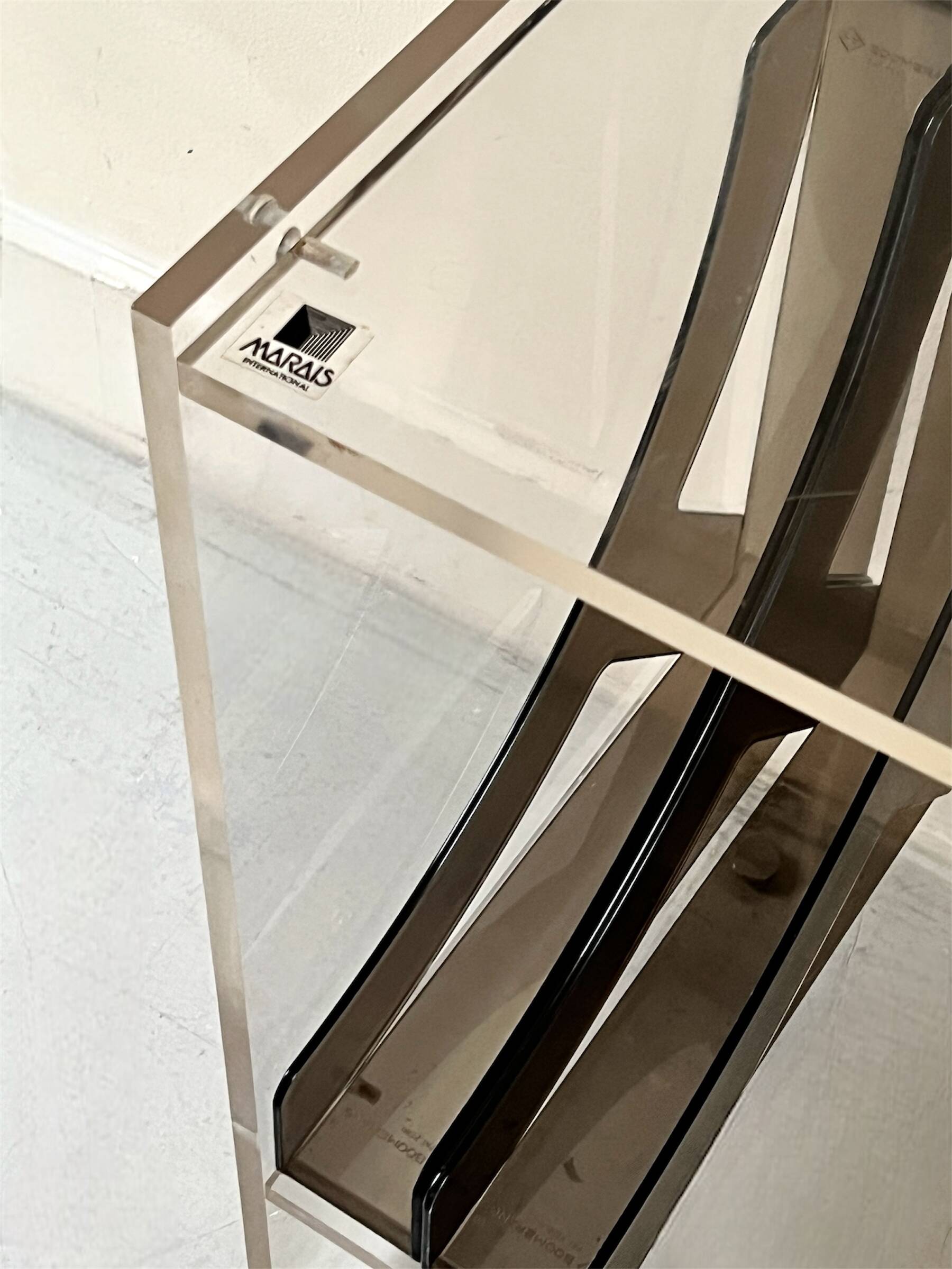 Bibliotheque design en plexiglass, Les Invisibles Marais International 70'S