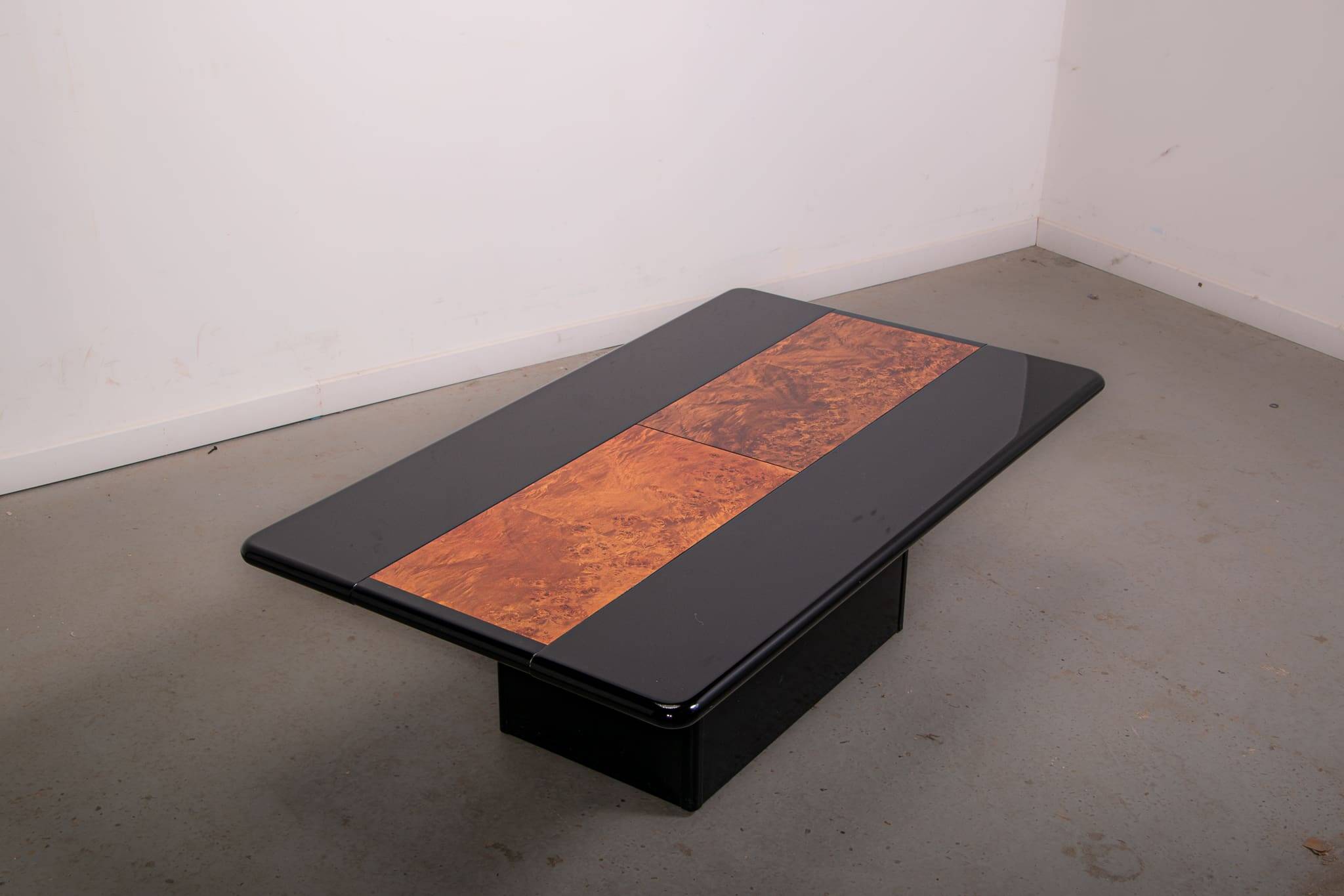 Table basse bar dissimulée, laque brillante et placage en loupe, vers 1980