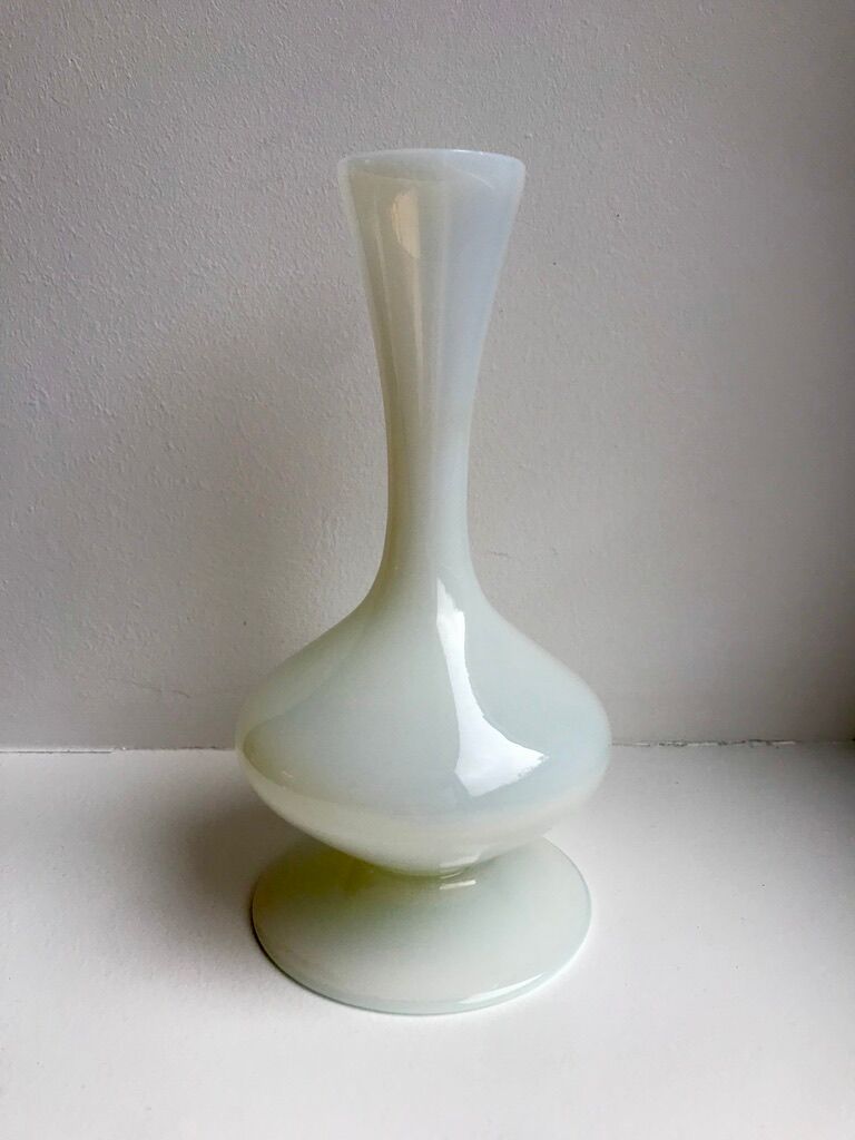 Small vase in white opaline 40s