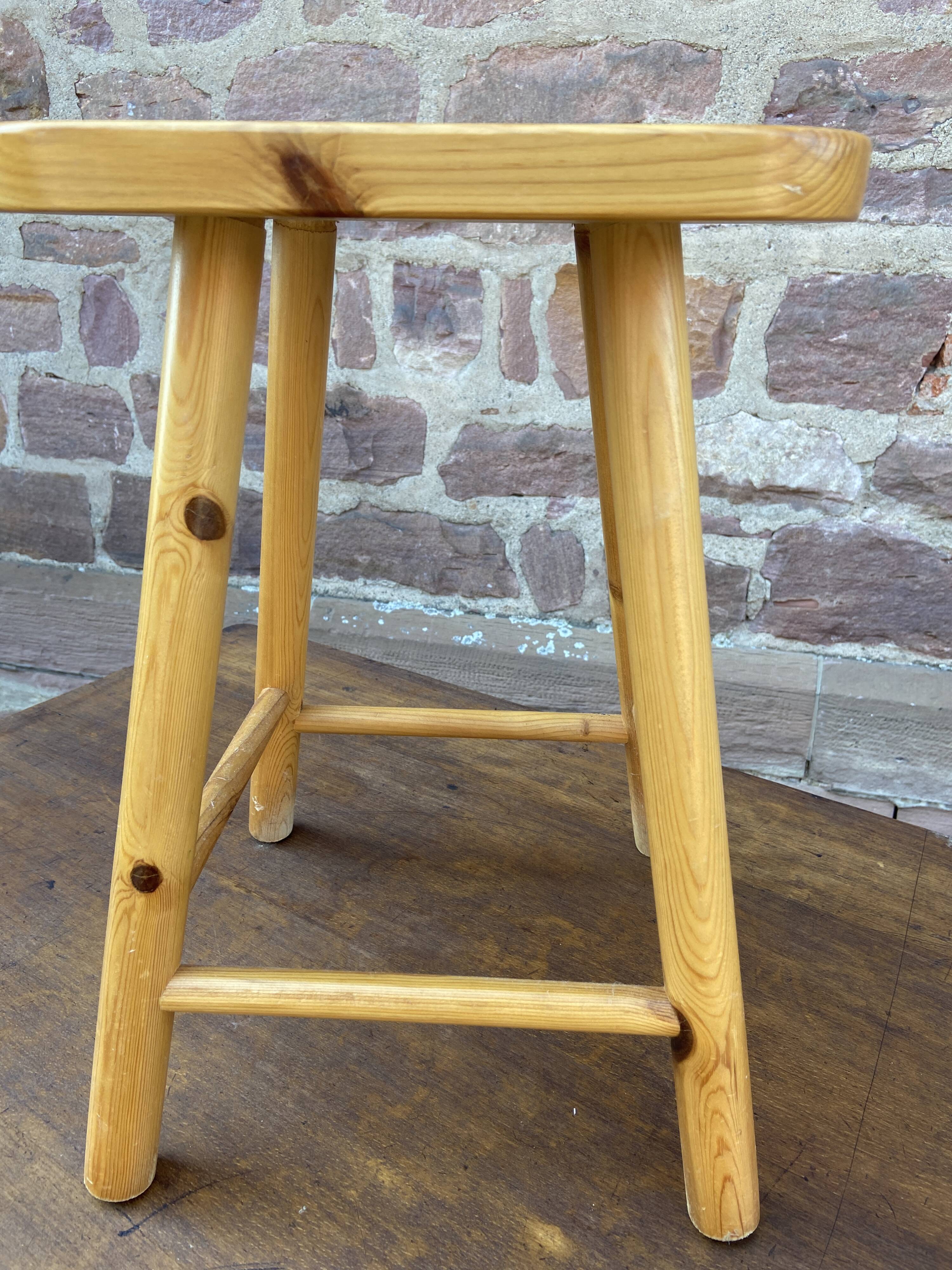 Tabouret vintage en pin type montagne Deco chalet