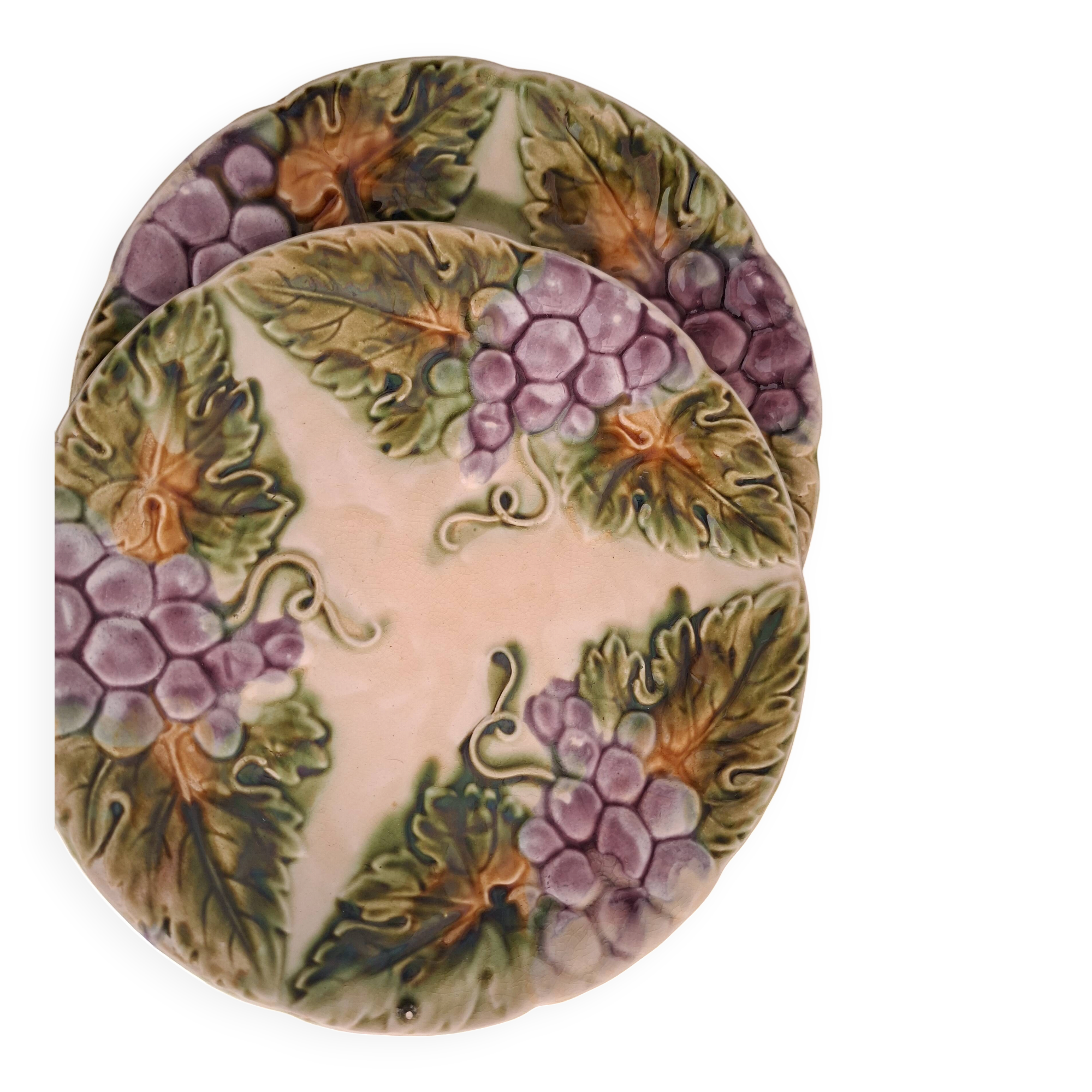 Assiettes barbotine grappes de raisin Onnaing fin XIXème
