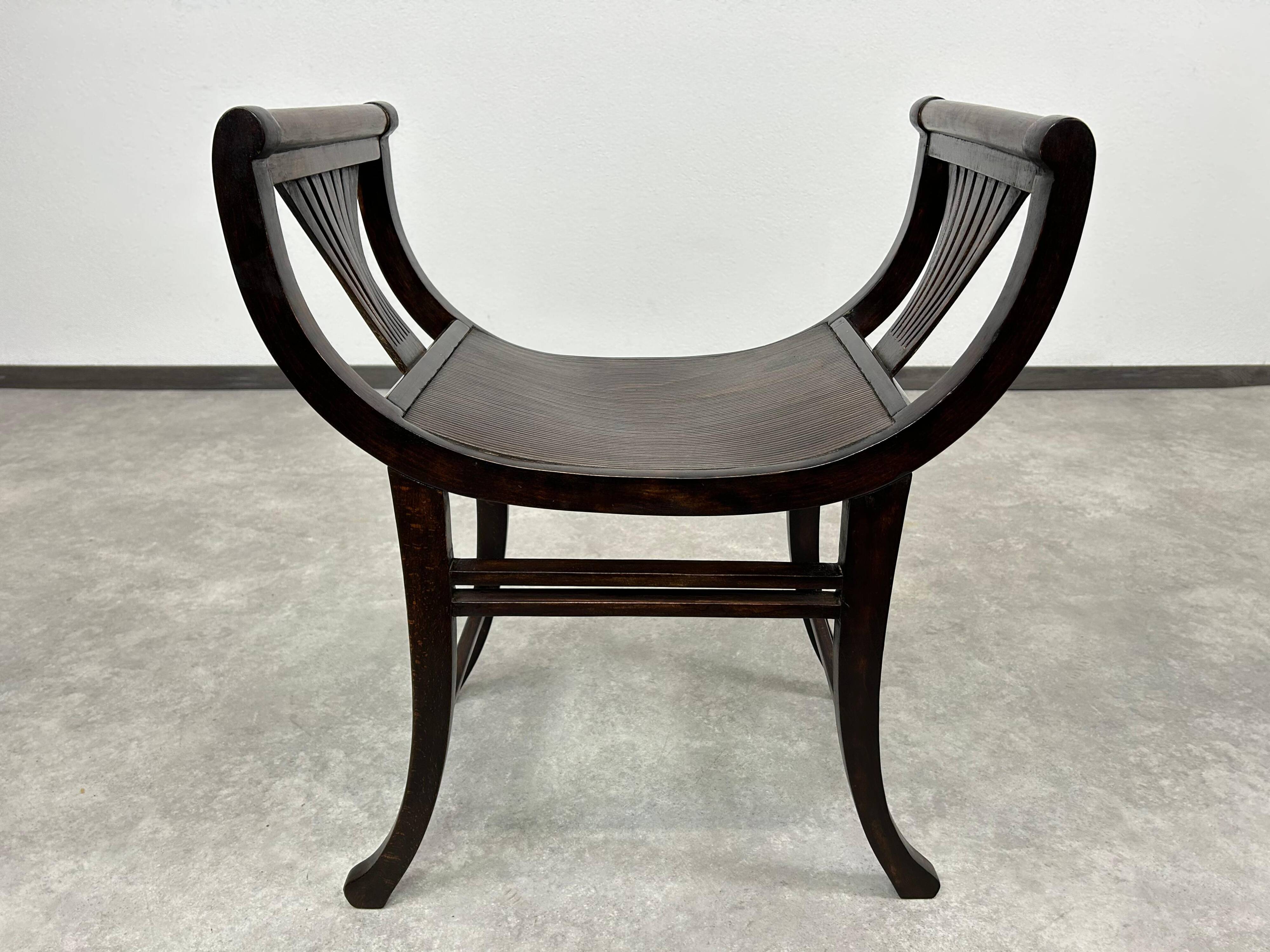 Causeuse no.6623 par Thonet