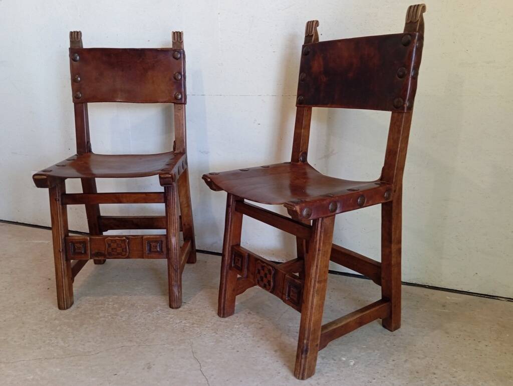 Set of 8 walnut and leather chairs from the 1950s