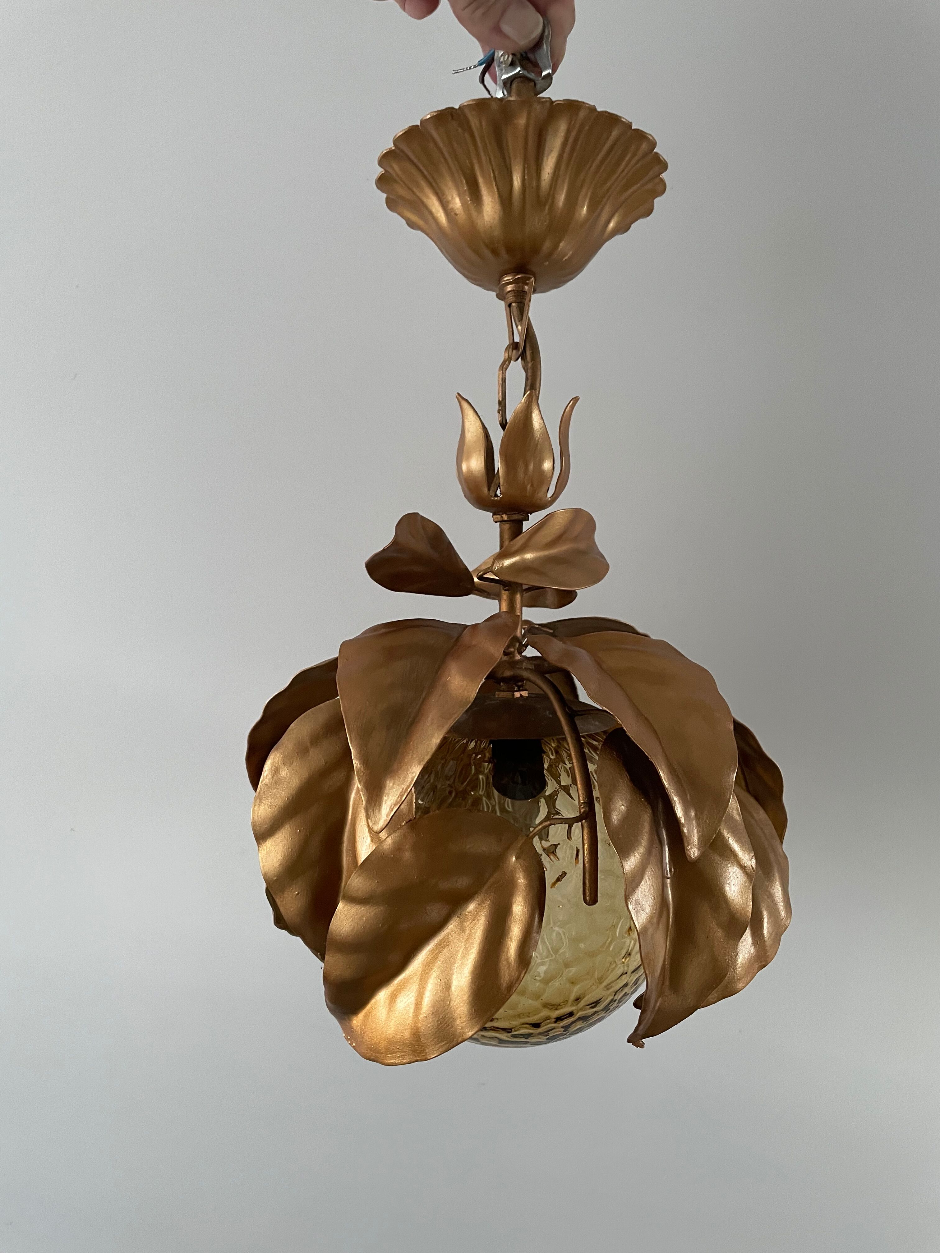 Suspension flowers golden leaves with glass globe