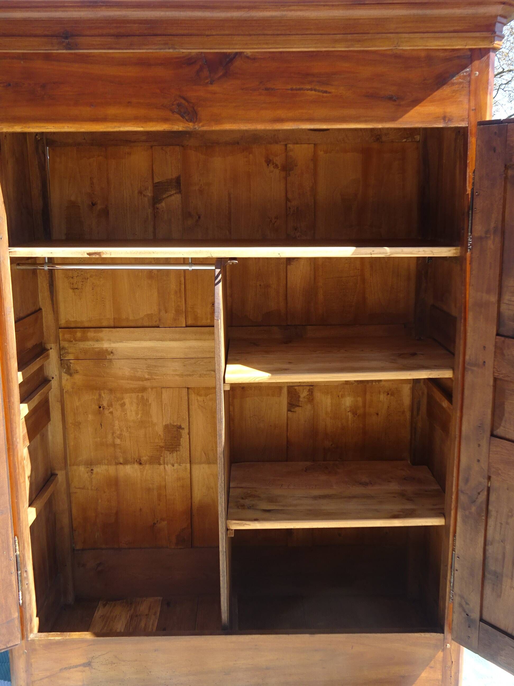 Ancienne armoire Louis Philippe en noyer
