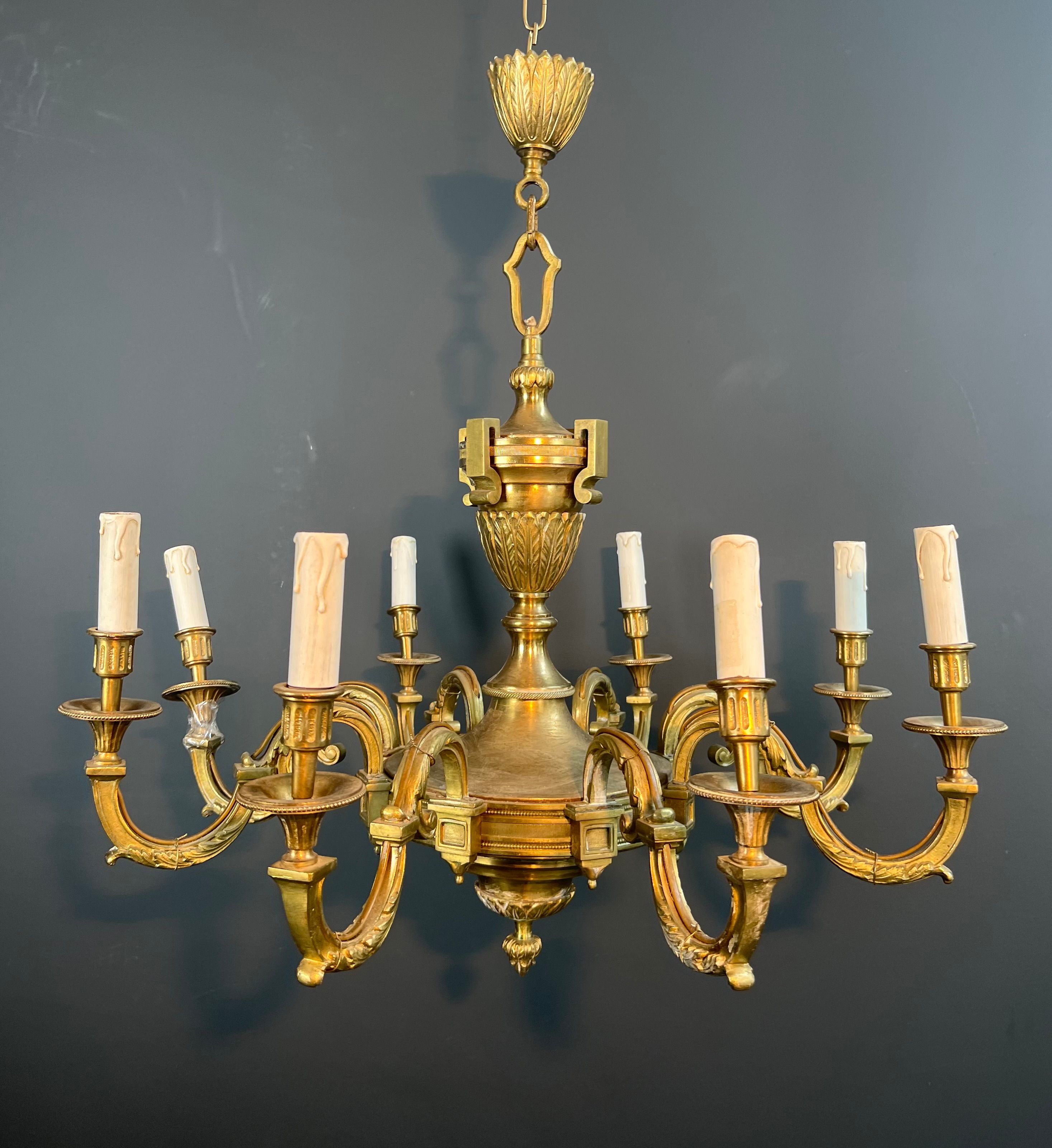 Important Louis XVI style chiseled bronze chandelier with 8 light arms by Lucien Gau
