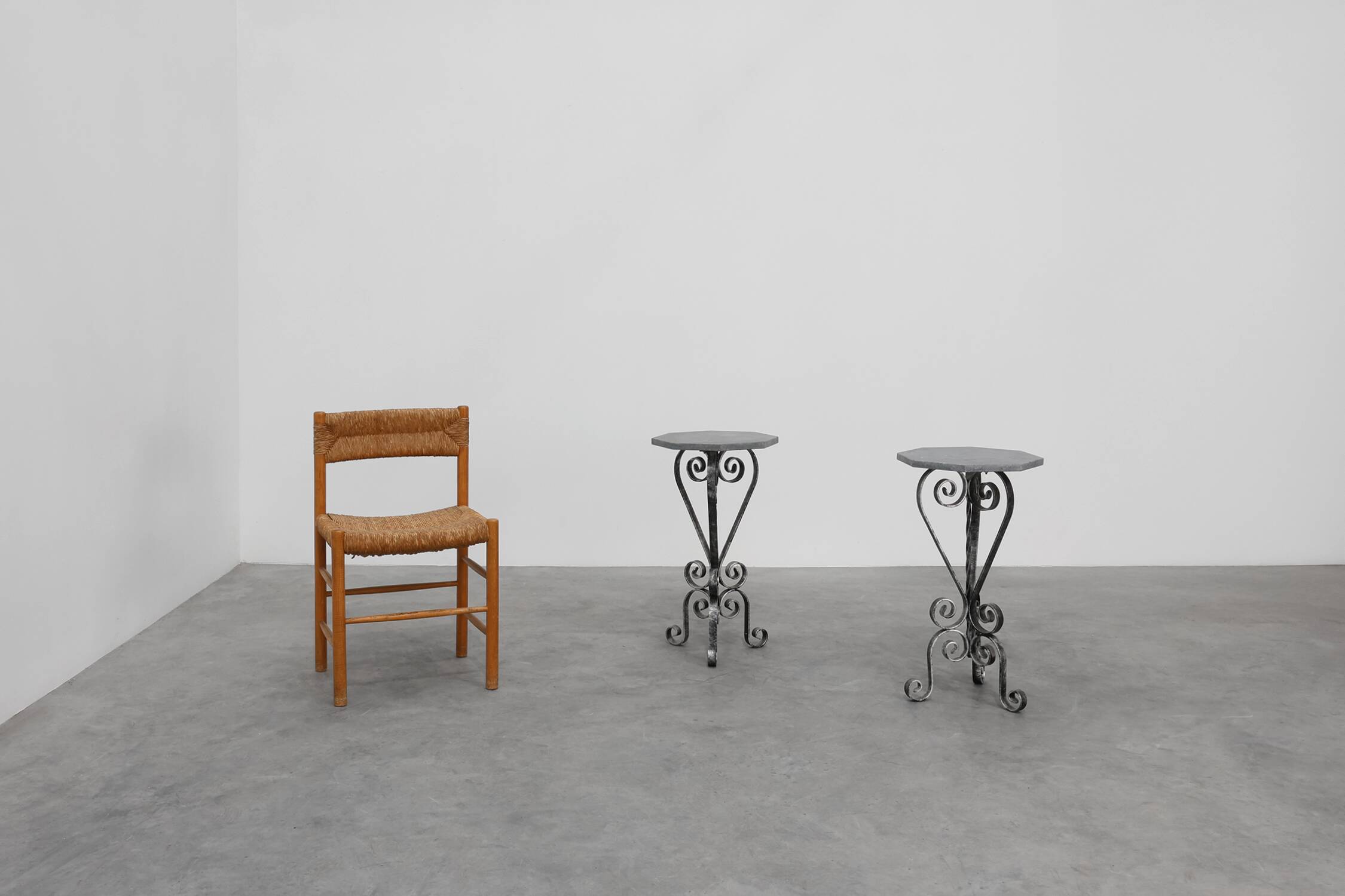 Paire de consoles françaises en fer forgé avec plateaux en pierre bleue belge, années 1950