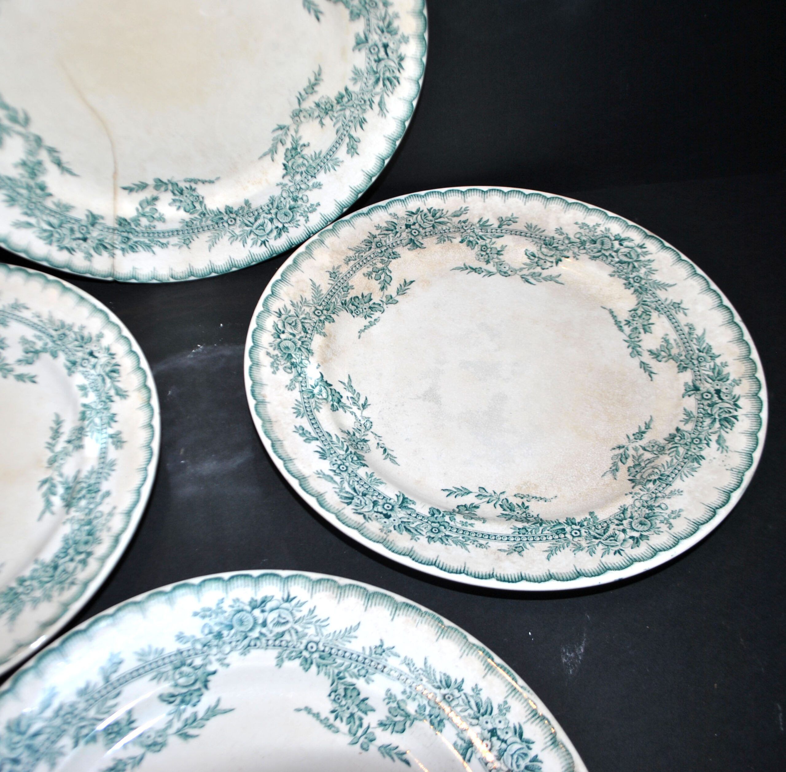 Onnaing Faïencerie set of 4 Coppelia plates with green floral decoration, iron earthenware