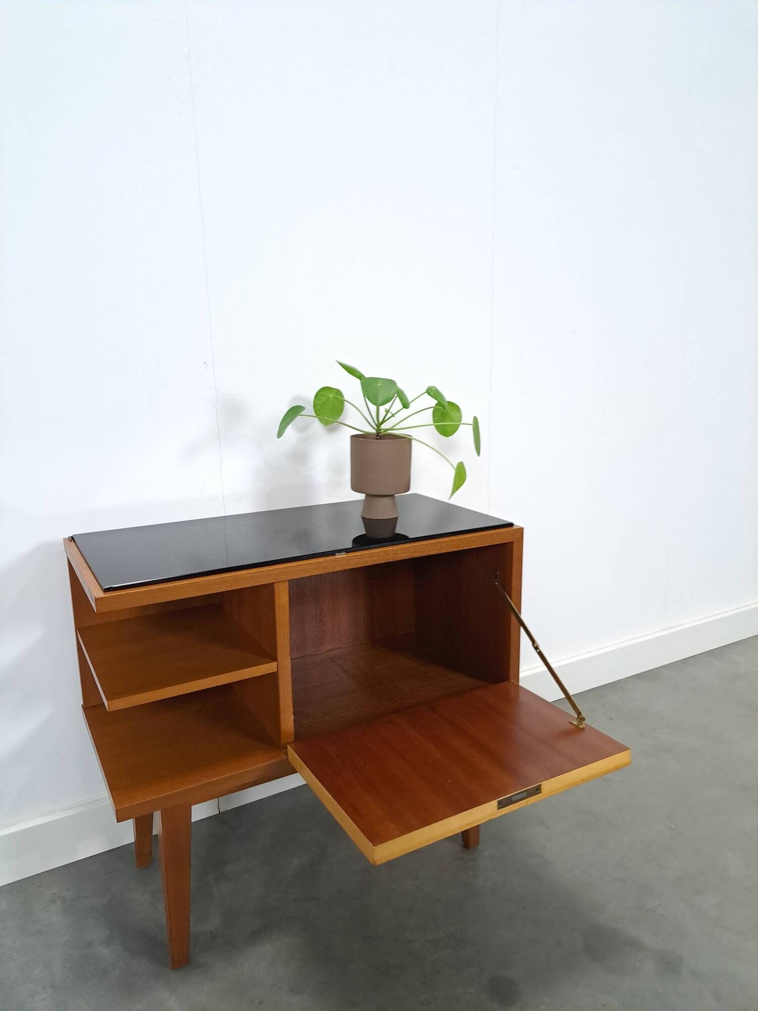 Mid-Century kastje J.D. Freese met klep en zwart opaline glas