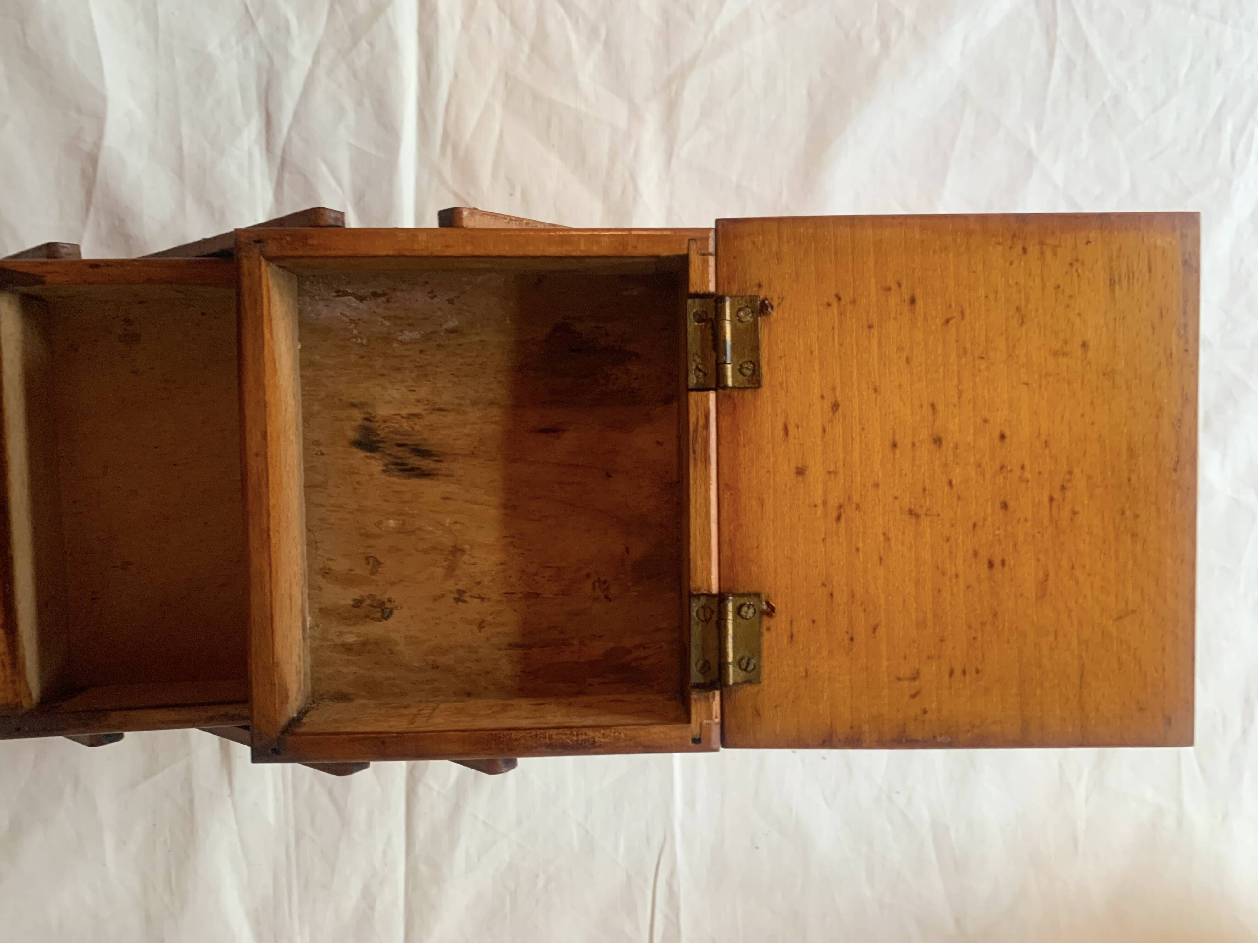 Petite travailleuse en bois vintage