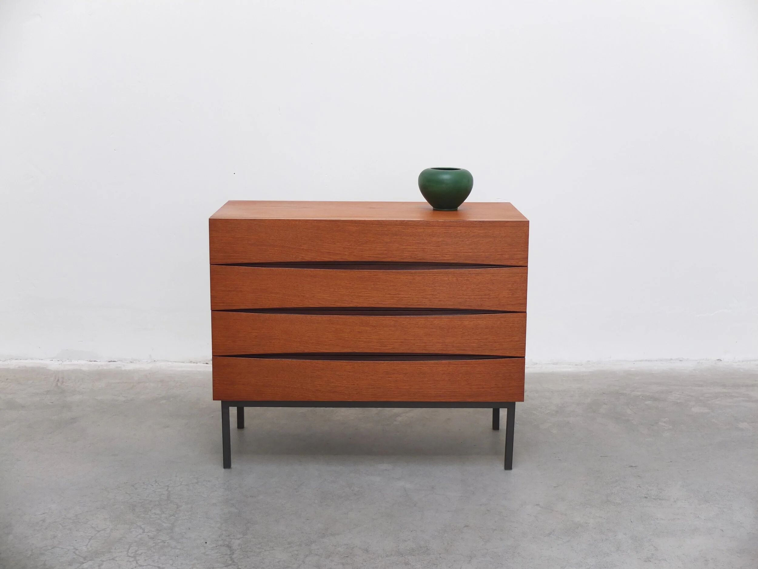 Commode unique dans le style d'Arne Vodder, années 1960.