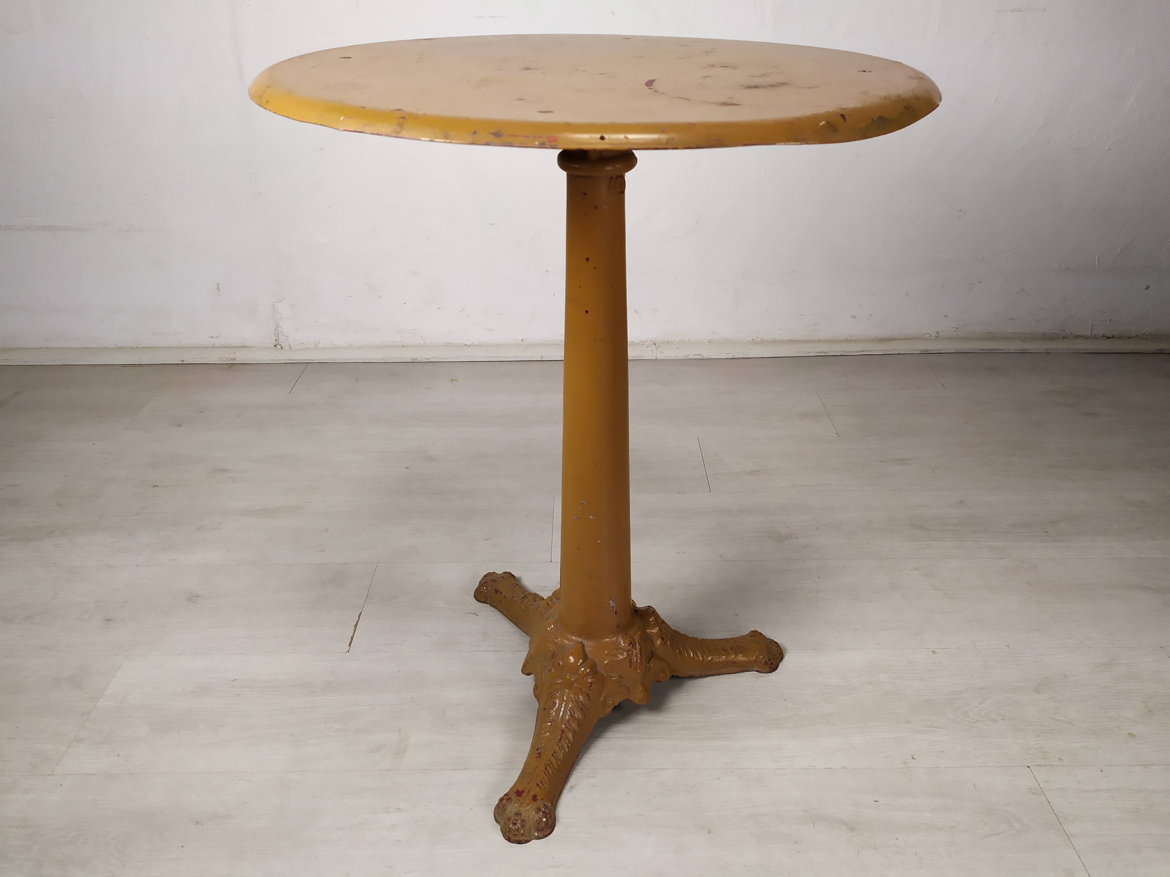 Garden pedestal table