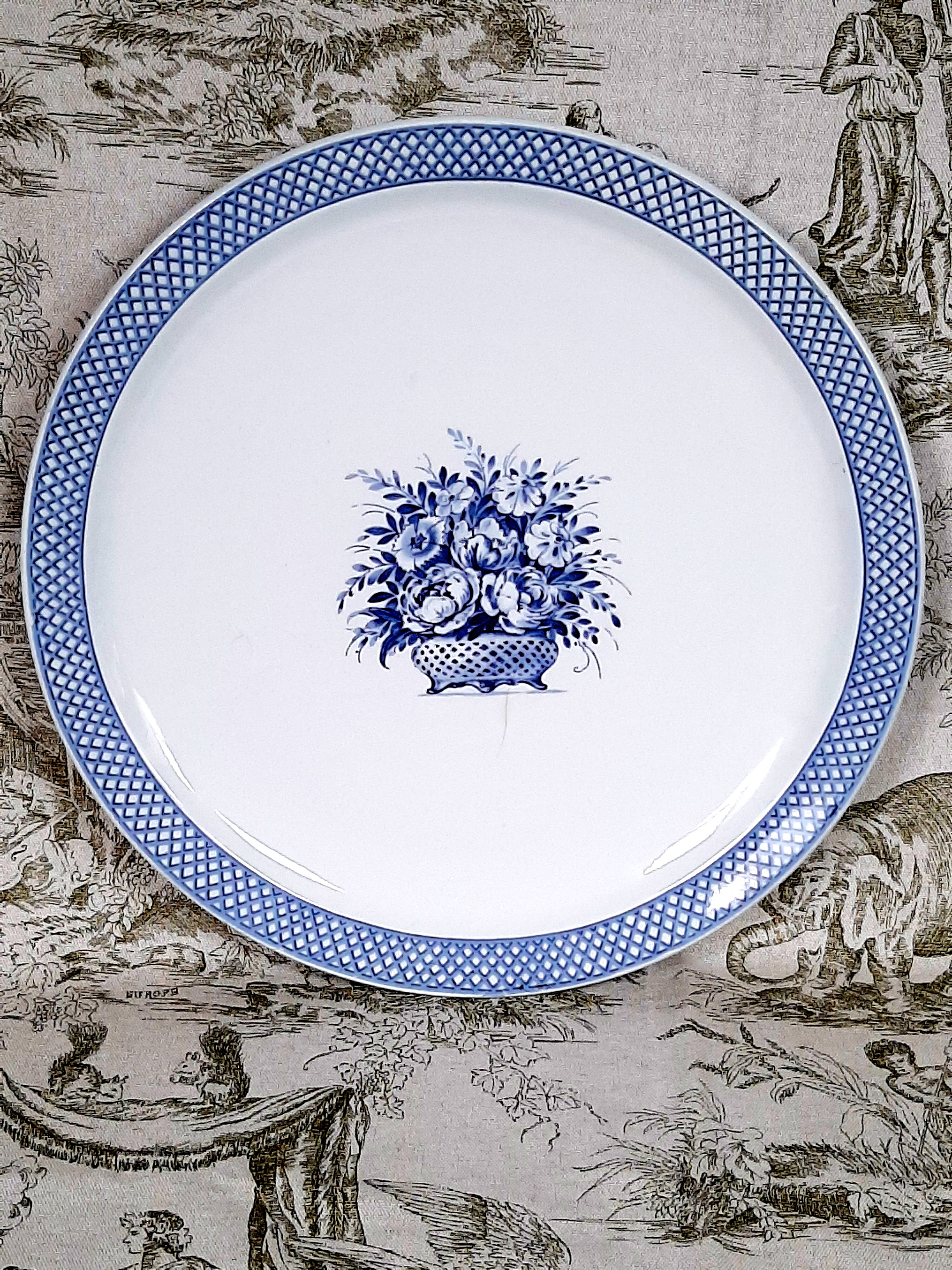 Antique serving dish in Sarreguemines earthenware with old Delft blue decoration.