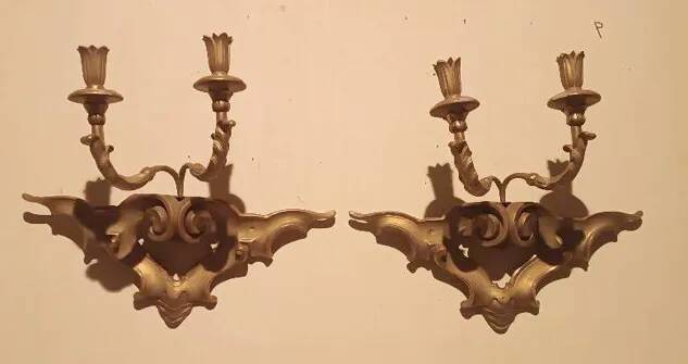 Paire de appliques murales antiques en bois doré du 19ème siècle.