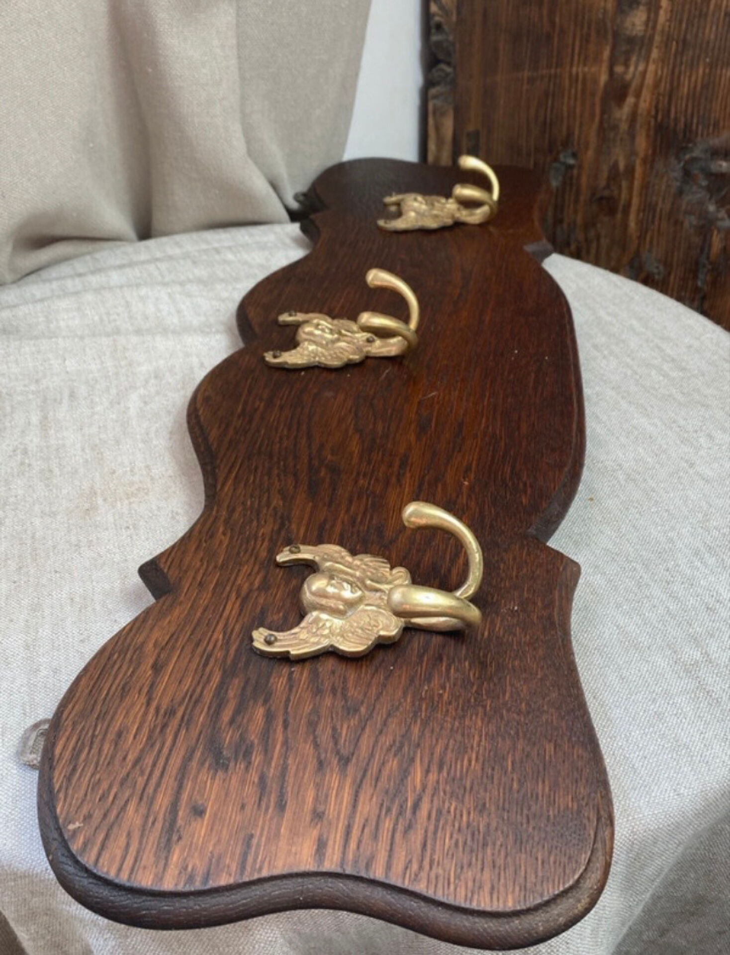 Porte-manteaux mural en bois, trois crochets en bronze