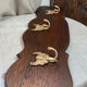 Porte-manteaux mural en bois, trois crochets en bronze
