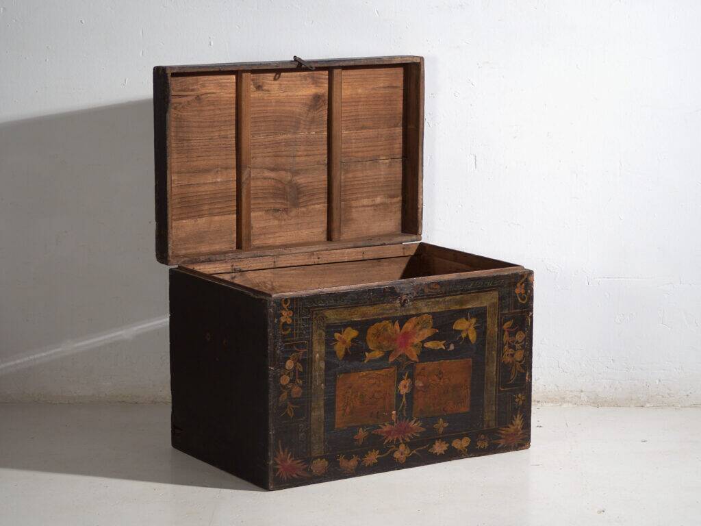 Antique painted wooden chest – Polychrome Chinese dowry chest – circa 1880–1920