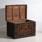 Antique painted wooden chest – Polychrome Chinese dowry chest – circa 1880–1920