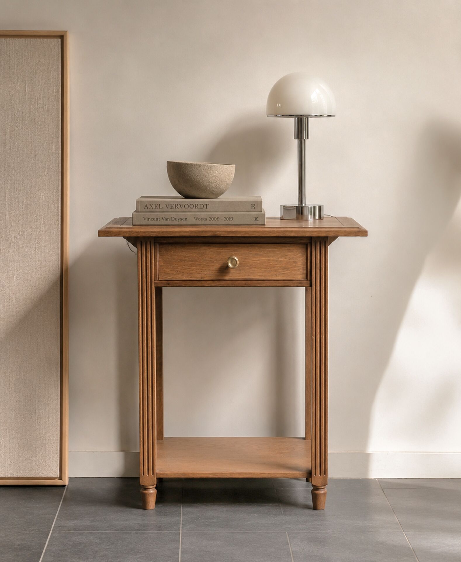 Table d’appoint chêne – Lignes architecturales, esprit moderniste 1940