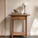 Table d’appoint chêne – Lignes architecturales, esprit moderniste 1940